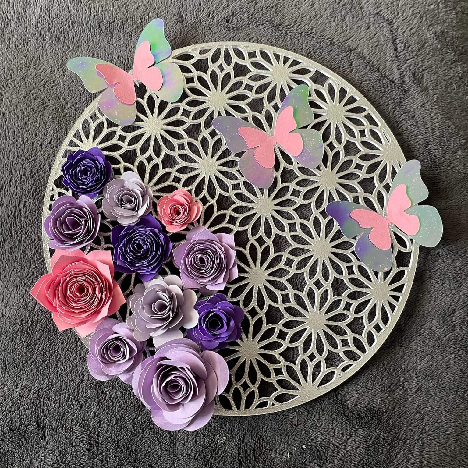 Décoration mandala en papier ajouré avec fleurs en papier 3D et papillons