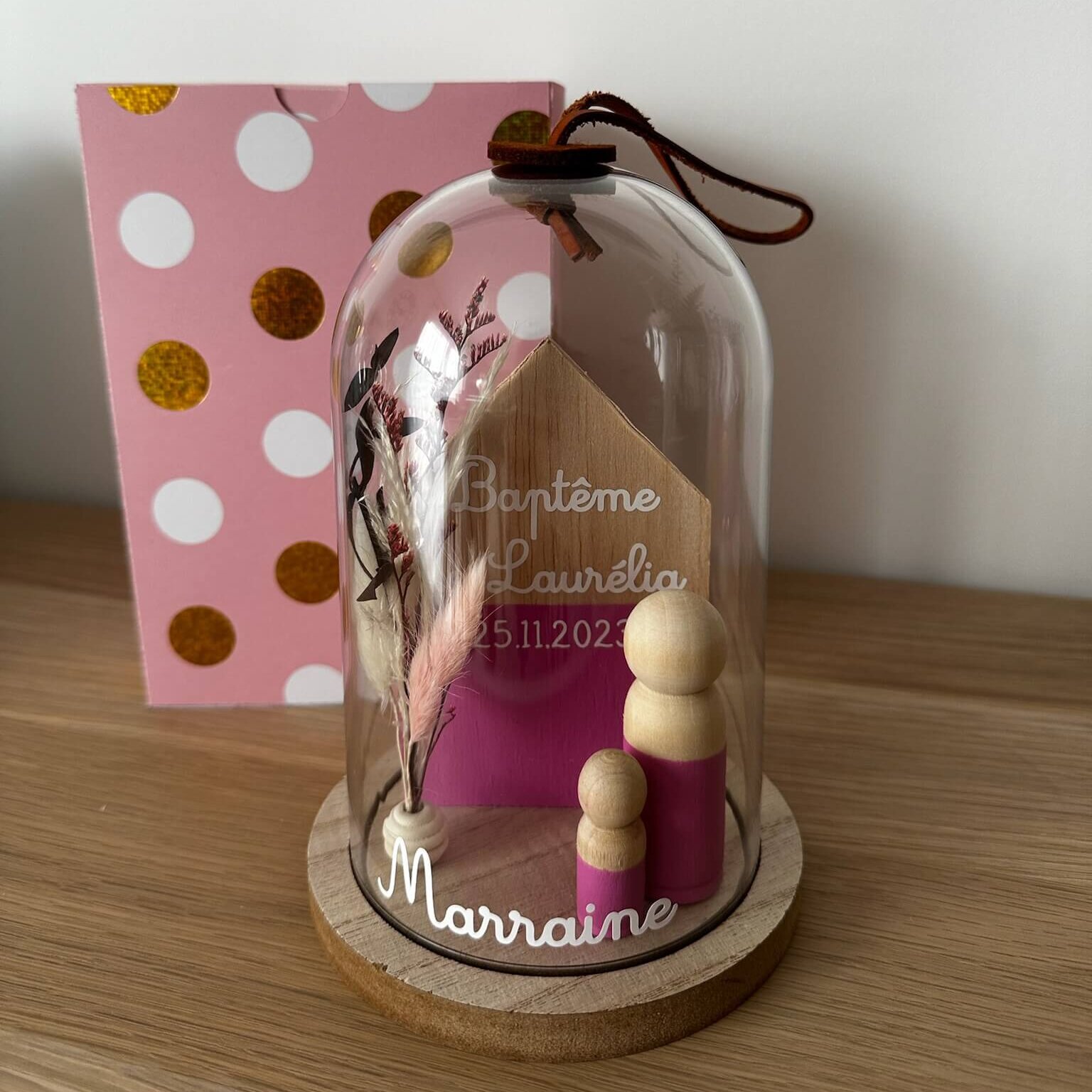 Cloche en verre personnalisée avec figurines en bois Marraine