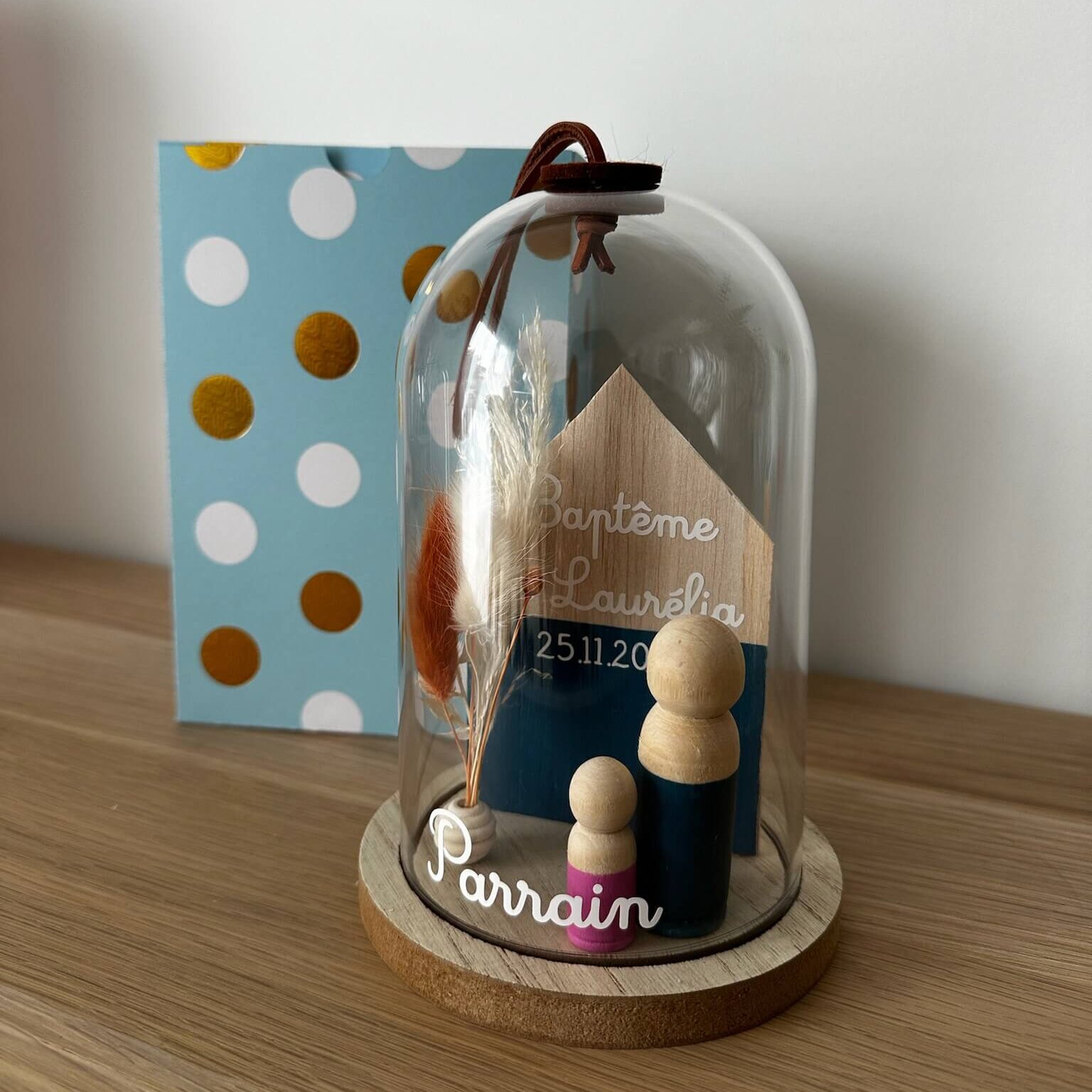 Cloche en verre personnalisée avec figurines en bois Parrain