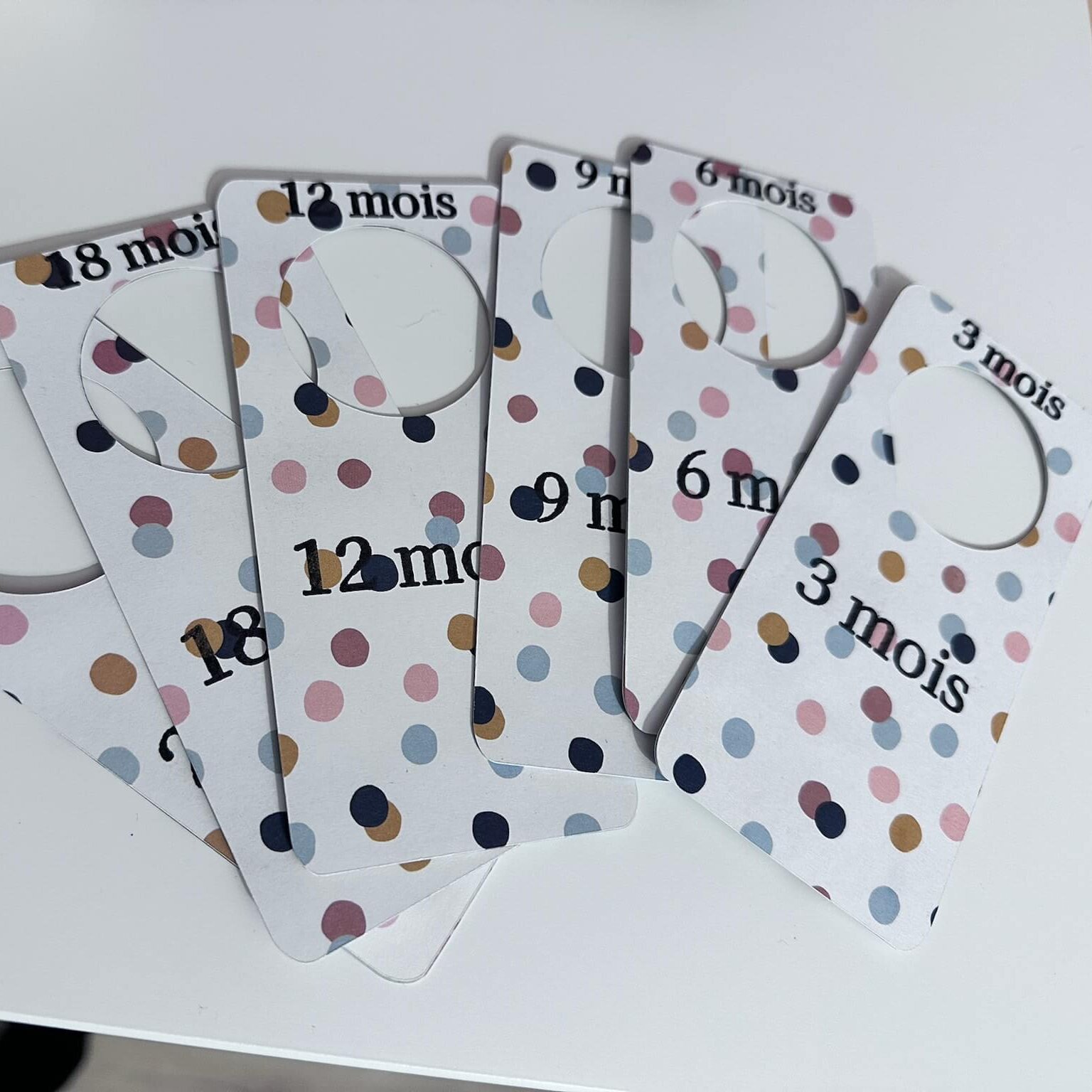 Séparateur penderie bébé en papier avec motifs délicats