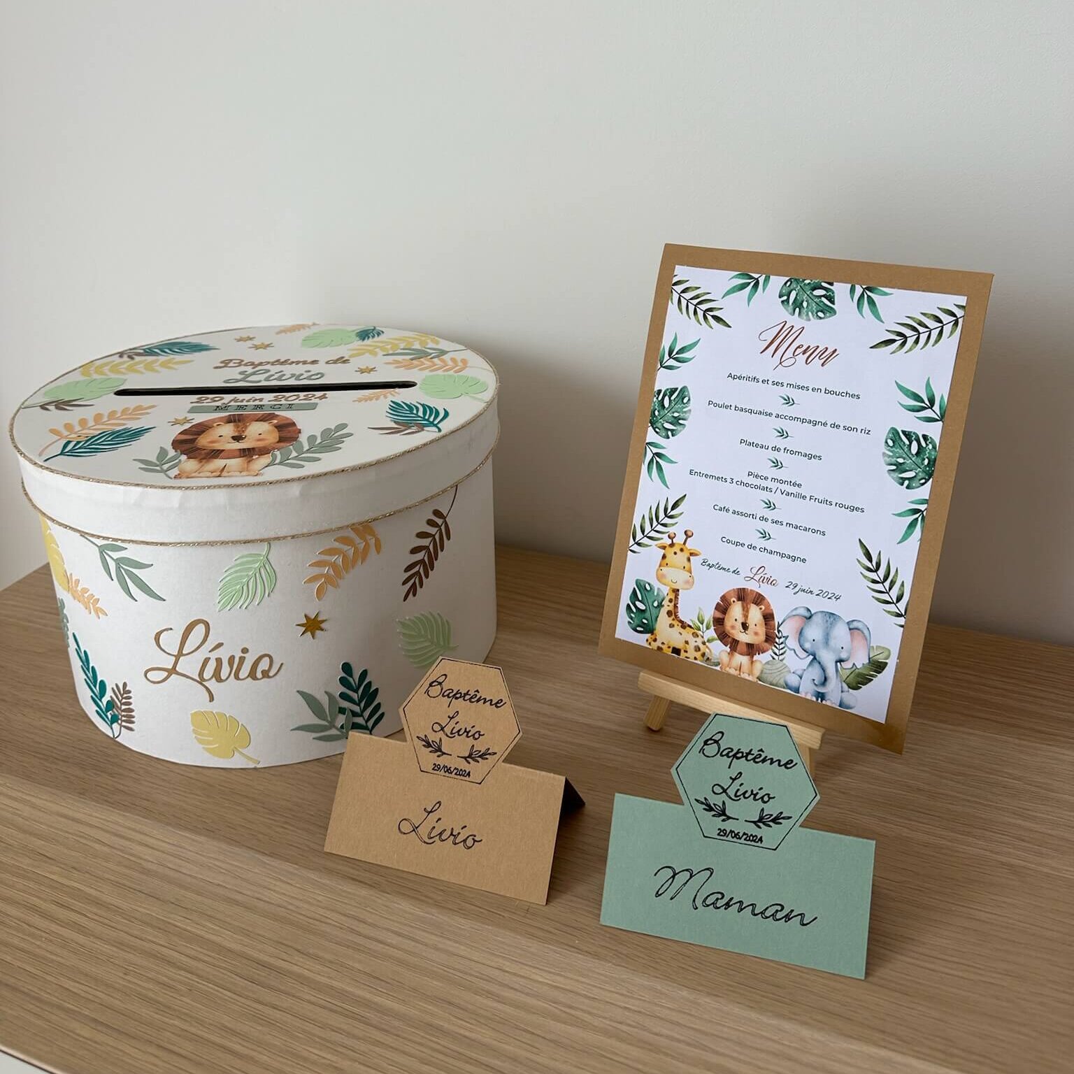 Urne de baptême sur mesure thème savane, marque place et menu assorti
