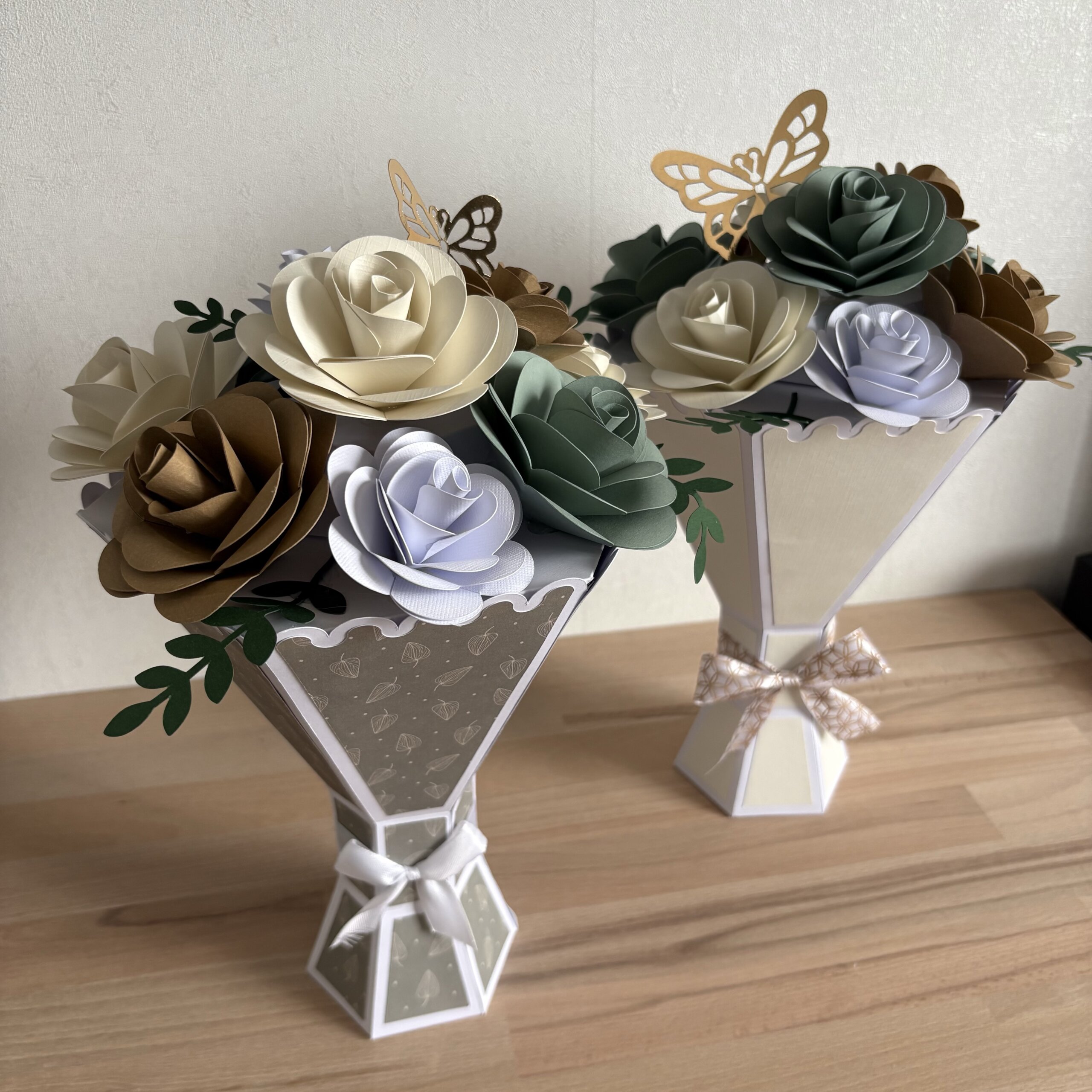 vases artisanaux avec compositions de fleurs en papier fait main