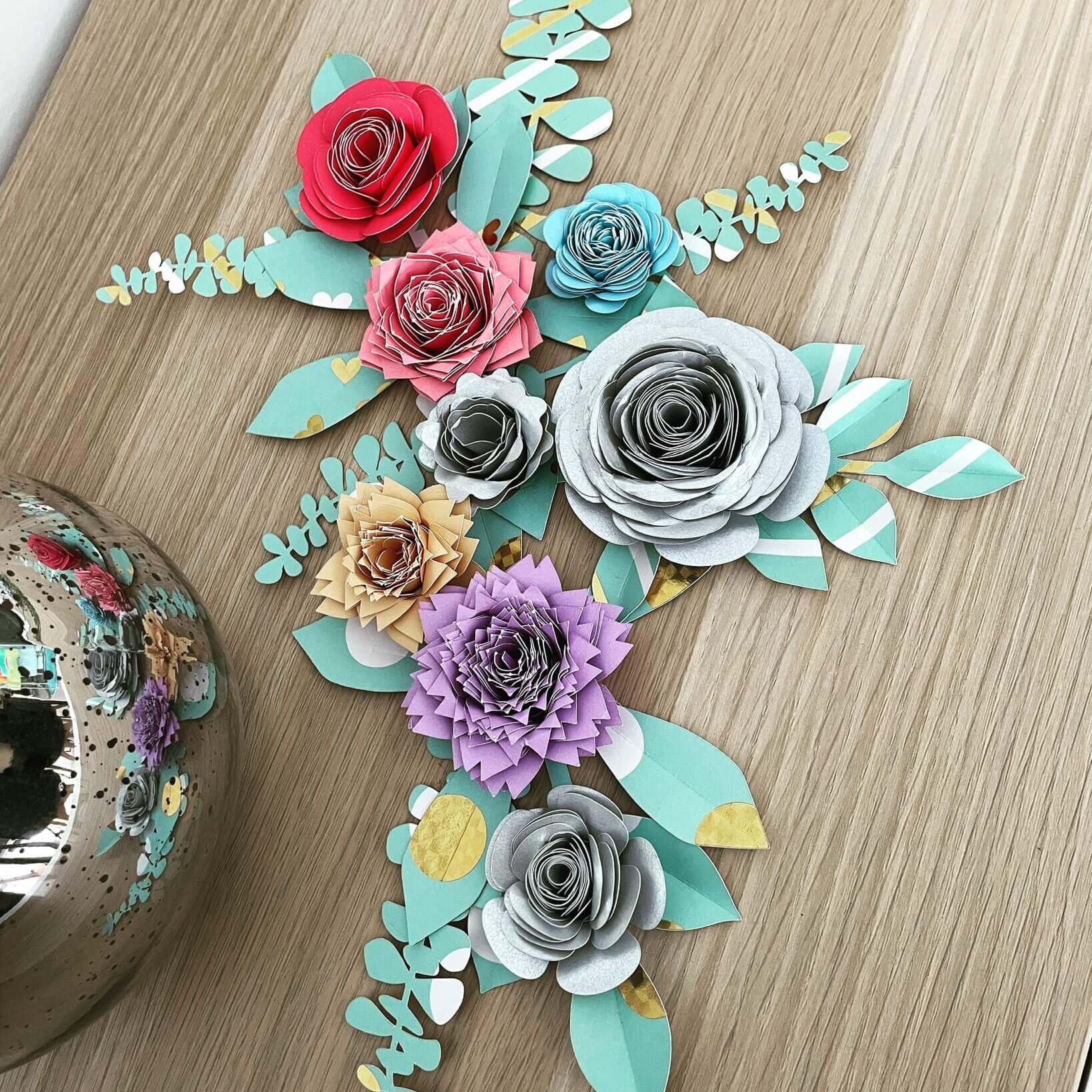 décoration florale artisanale de fleurs en papier colorées fait main