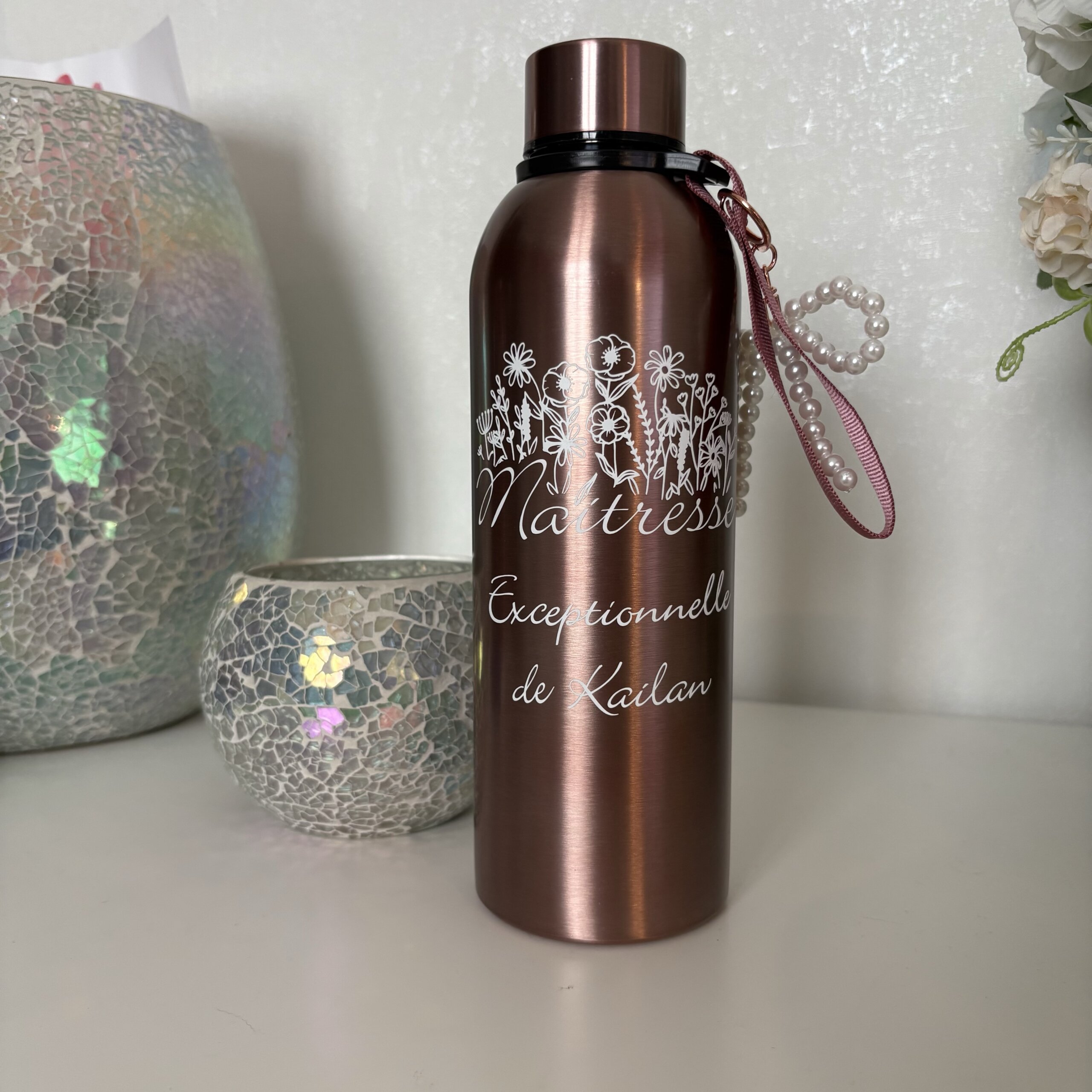 Gourde personnalisée pour cadeau maitresse avec motif floral blanc