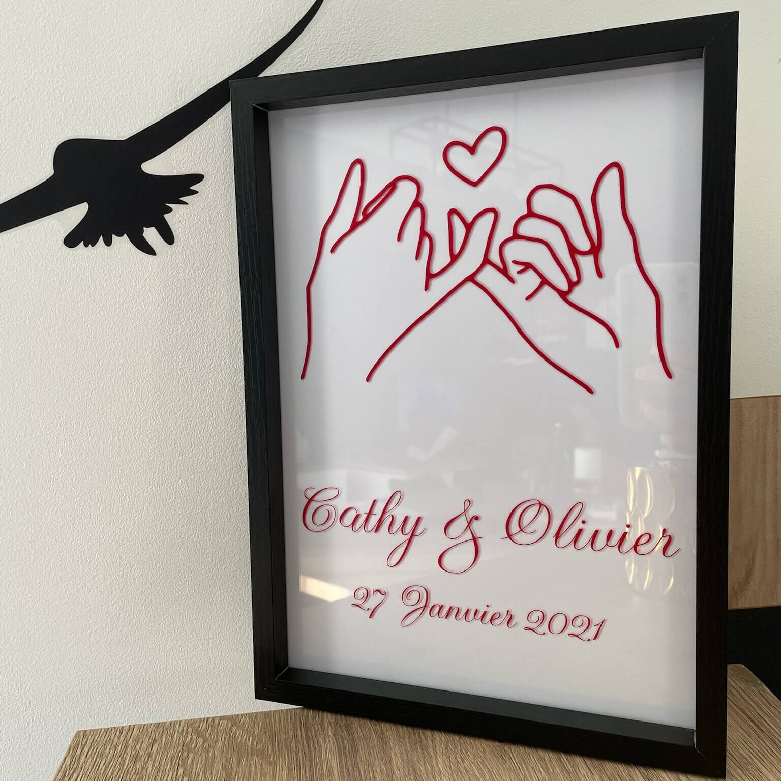 Cadre personnalisé mariage avec dessin de mains entrelacées et prénoms