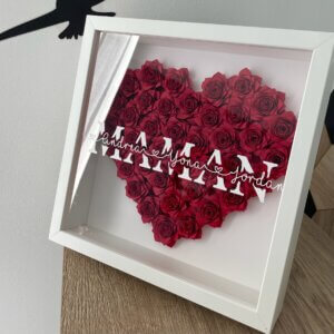 Cadre personnalisé maman 27x27 cm avec coeur de roses en papier rouges et prénoms des enfants