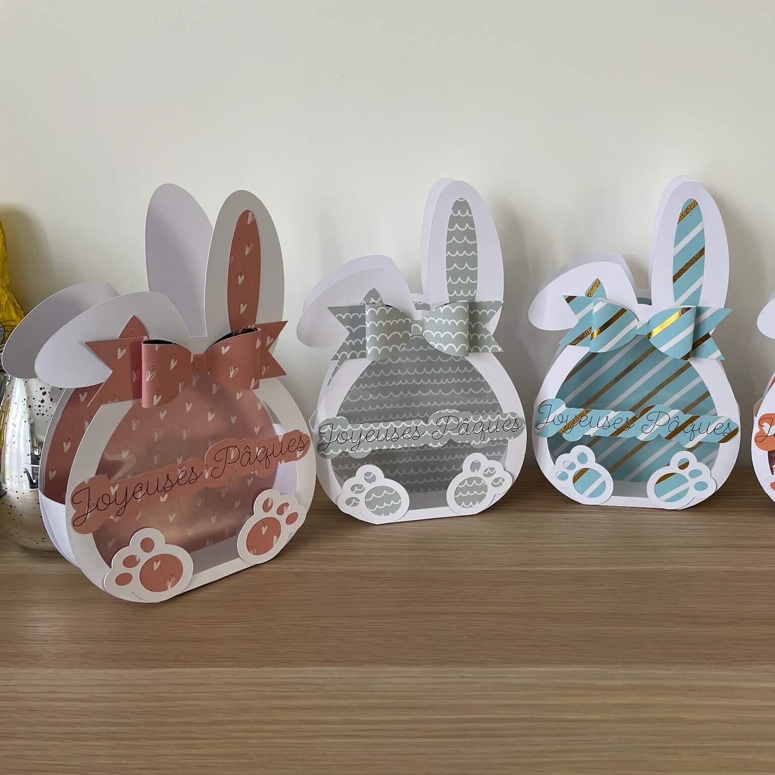 boîtes cadeaux en papier découpé en forme de petits lapins pâques