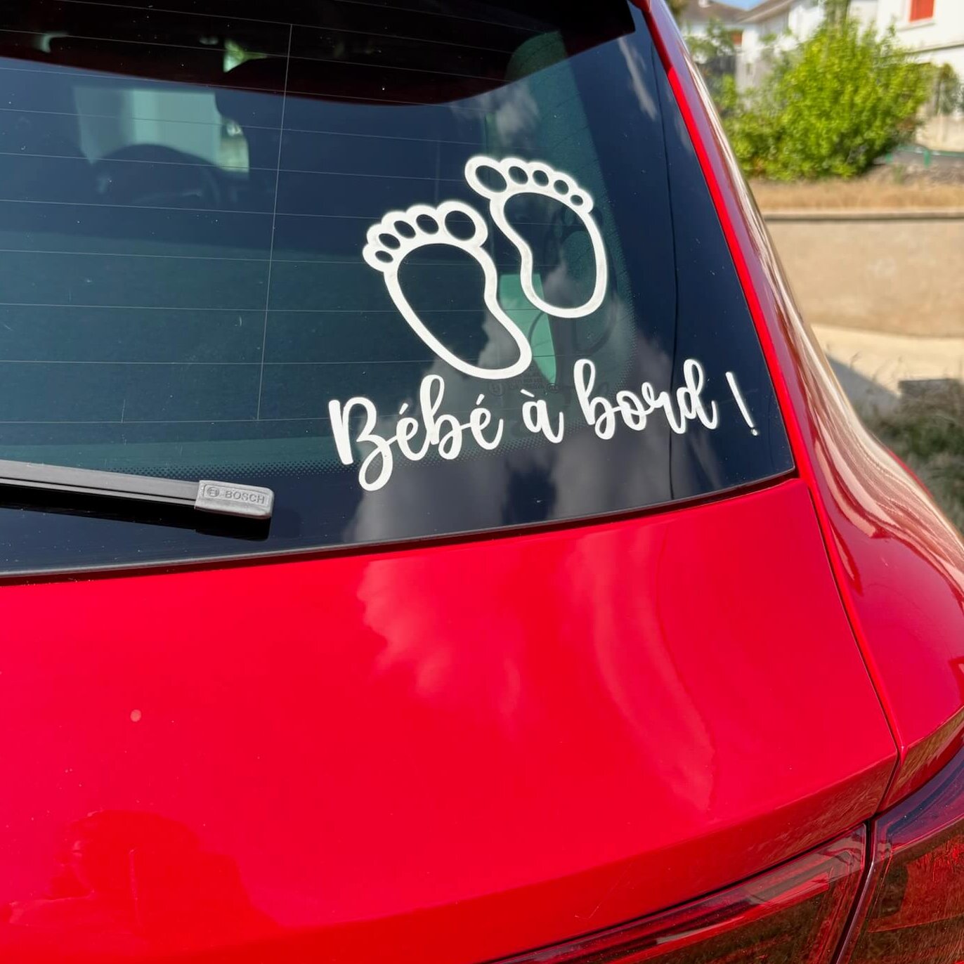 Sticker voiture bébé à bord blanc personnalisé collé sur une lunette arrière