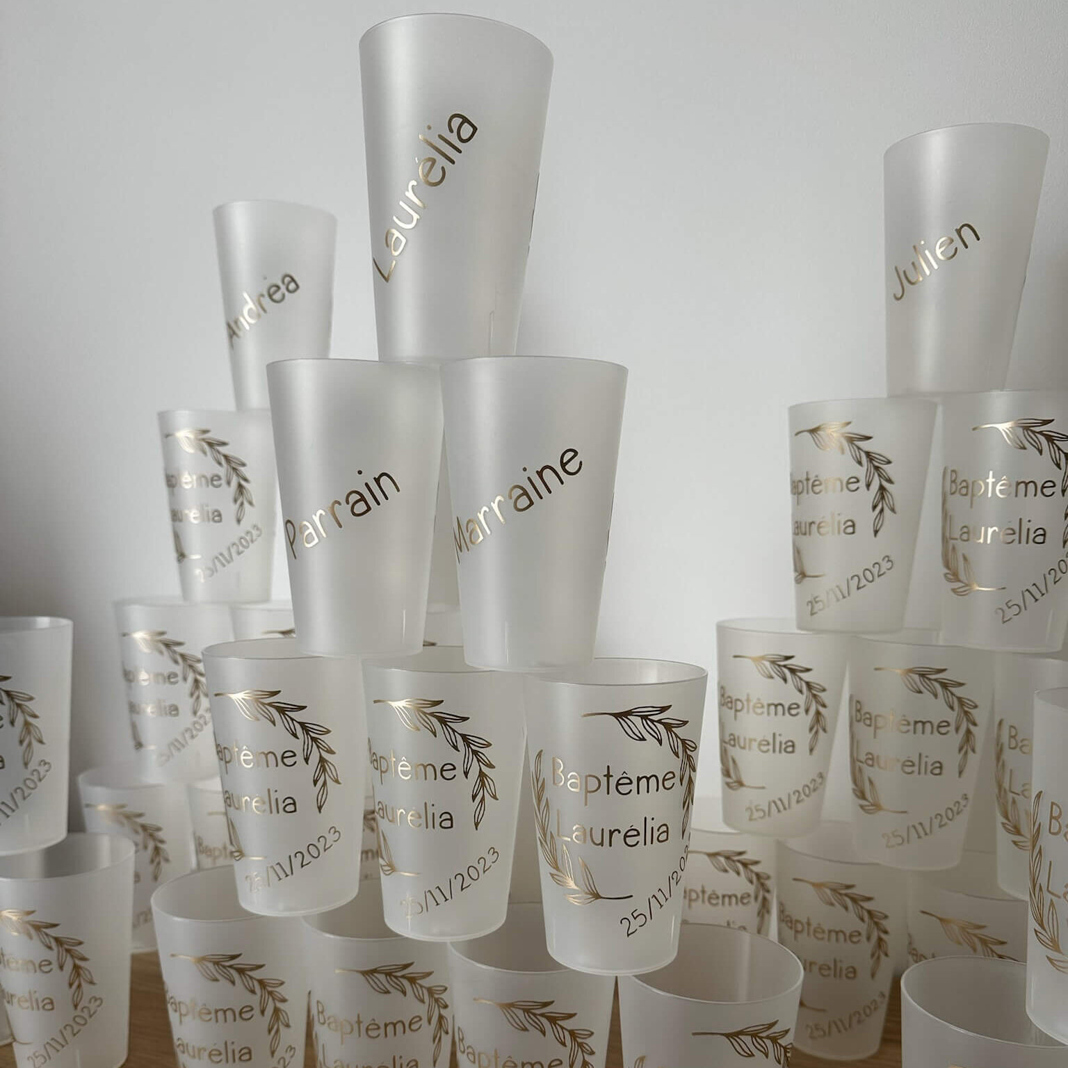gobelets personnalisés transparents ecocup pour baptême empilés