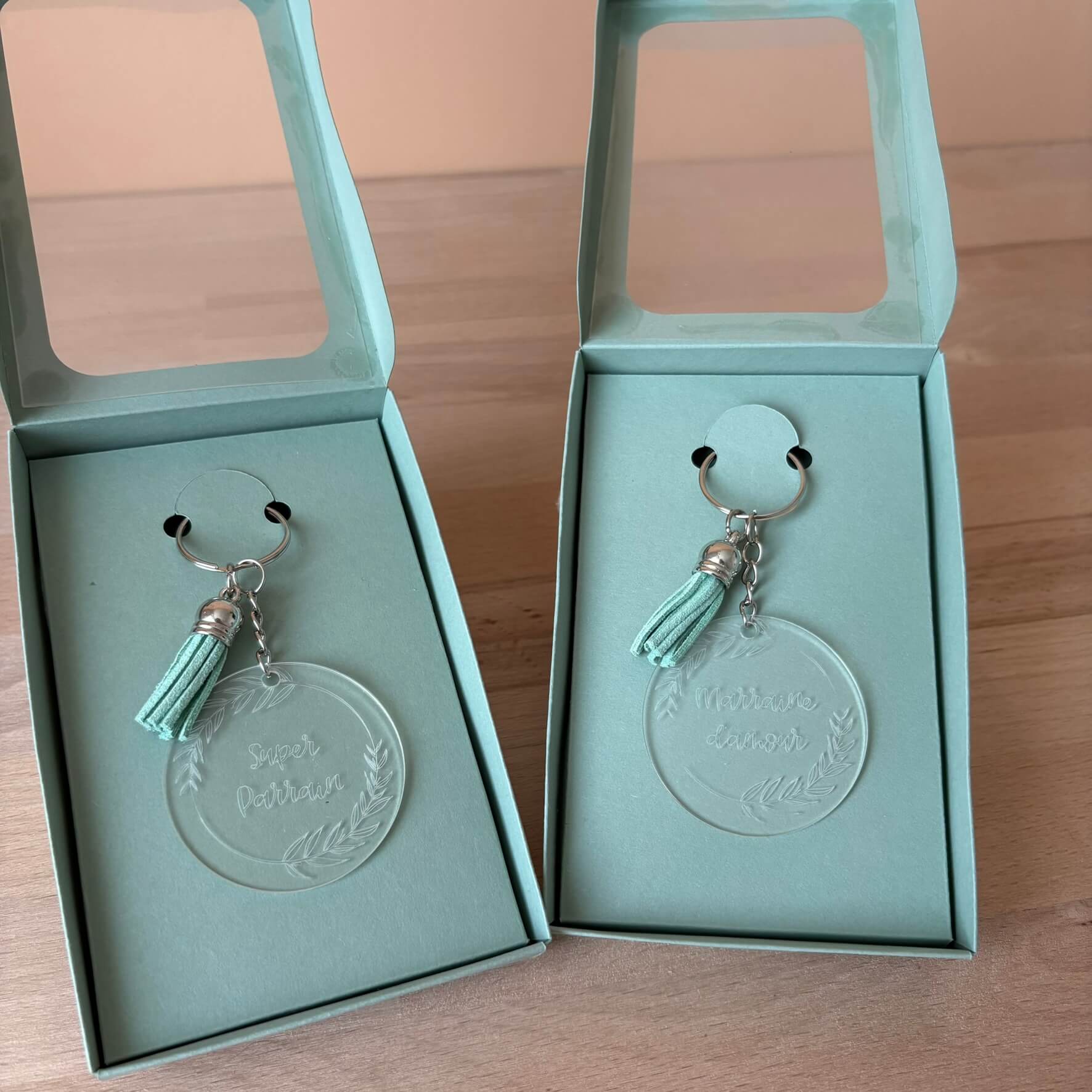 Deux porte-clés personnalisés Parrain Marraine en acrylique avec pompon vert et boite cadeau