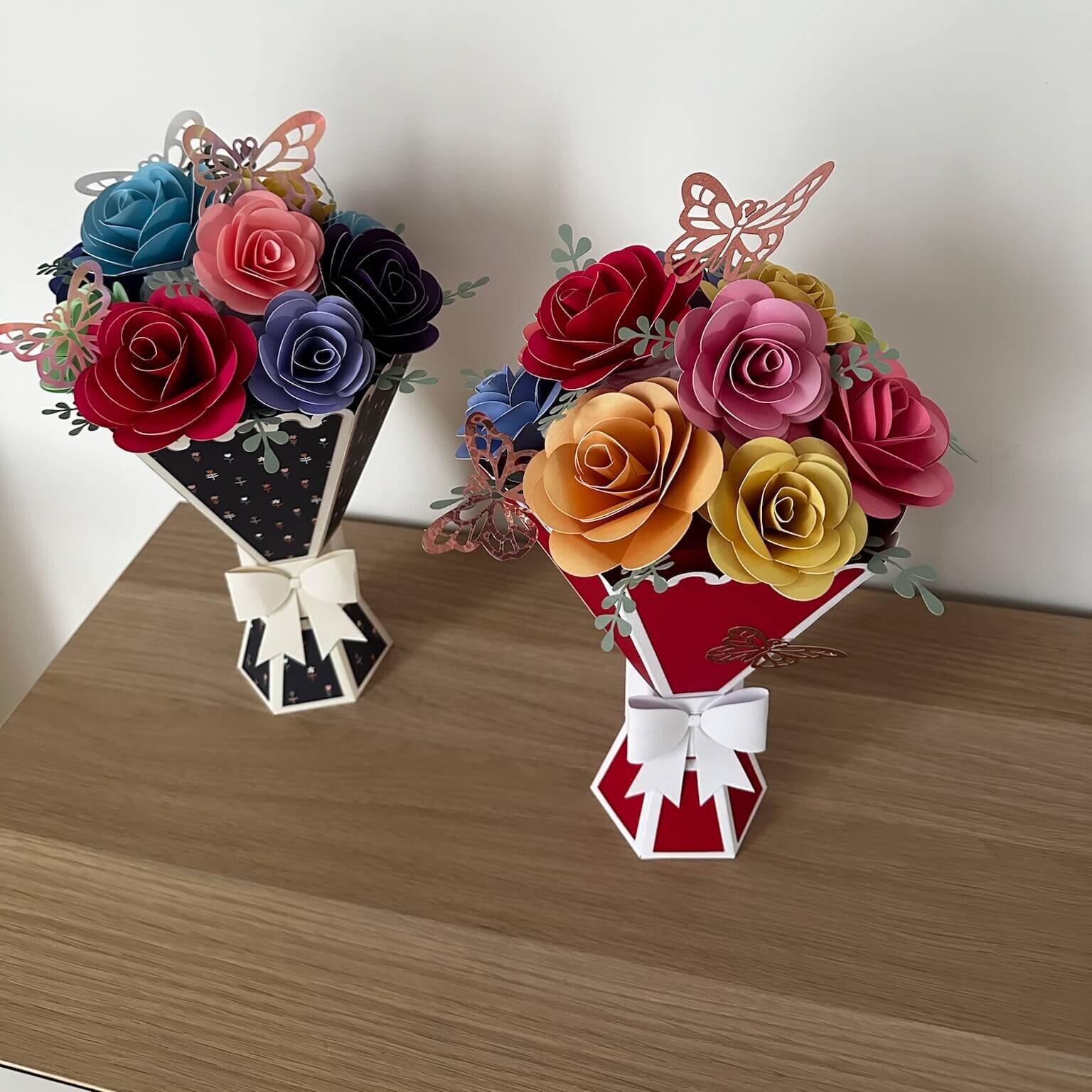 deux vases avec bouquets de roses en papier fait main