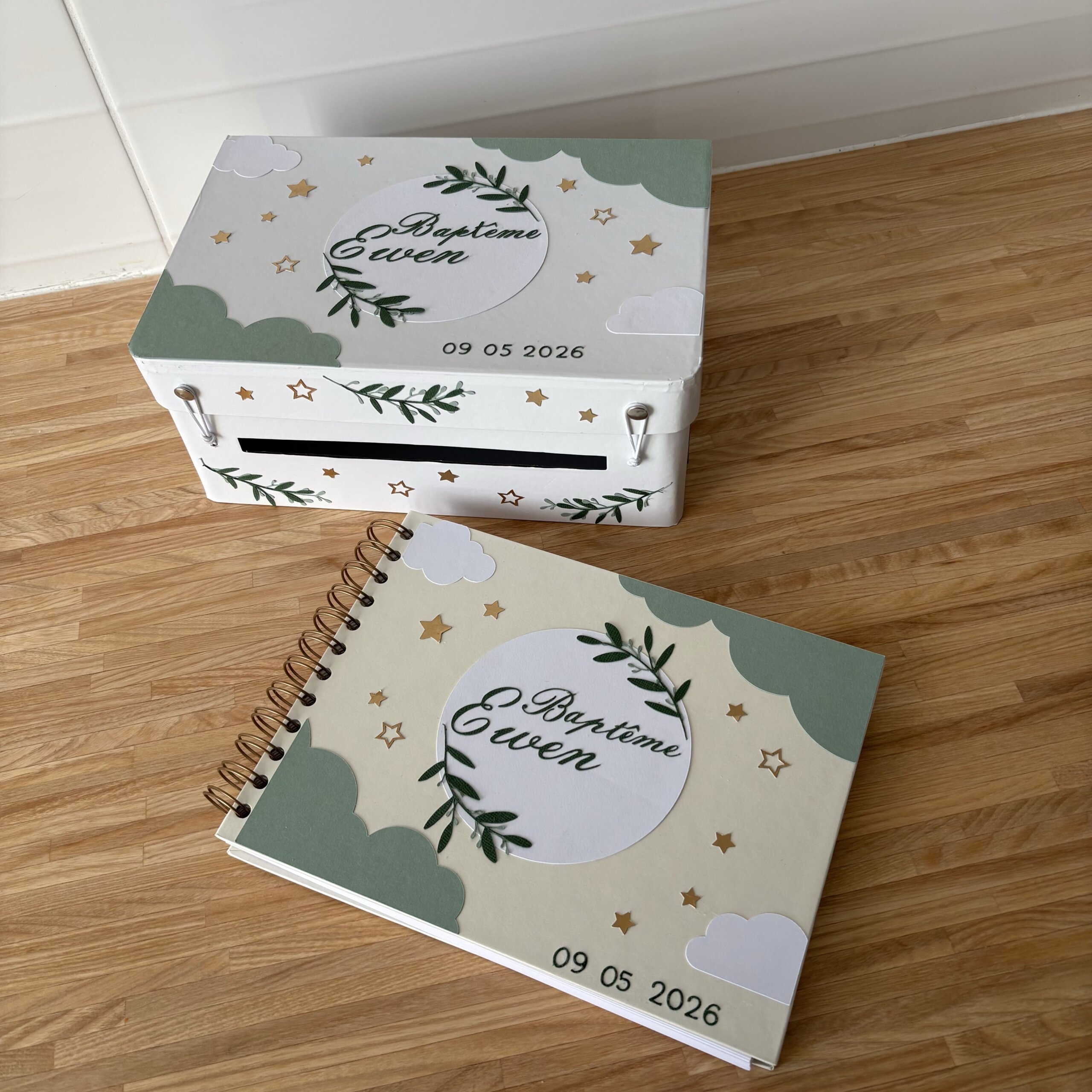 Livre d'or personnalisé de baptême avec motifs feuillage vert sauge