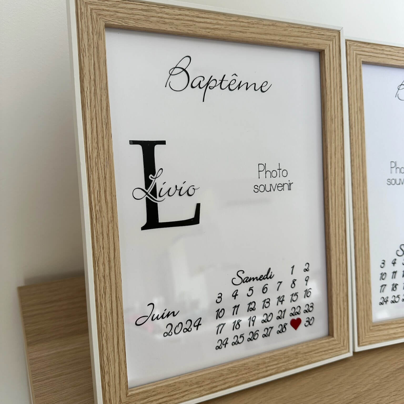 Cadre souvenir de baptême personnalisé avec calendrier et initiale en bois