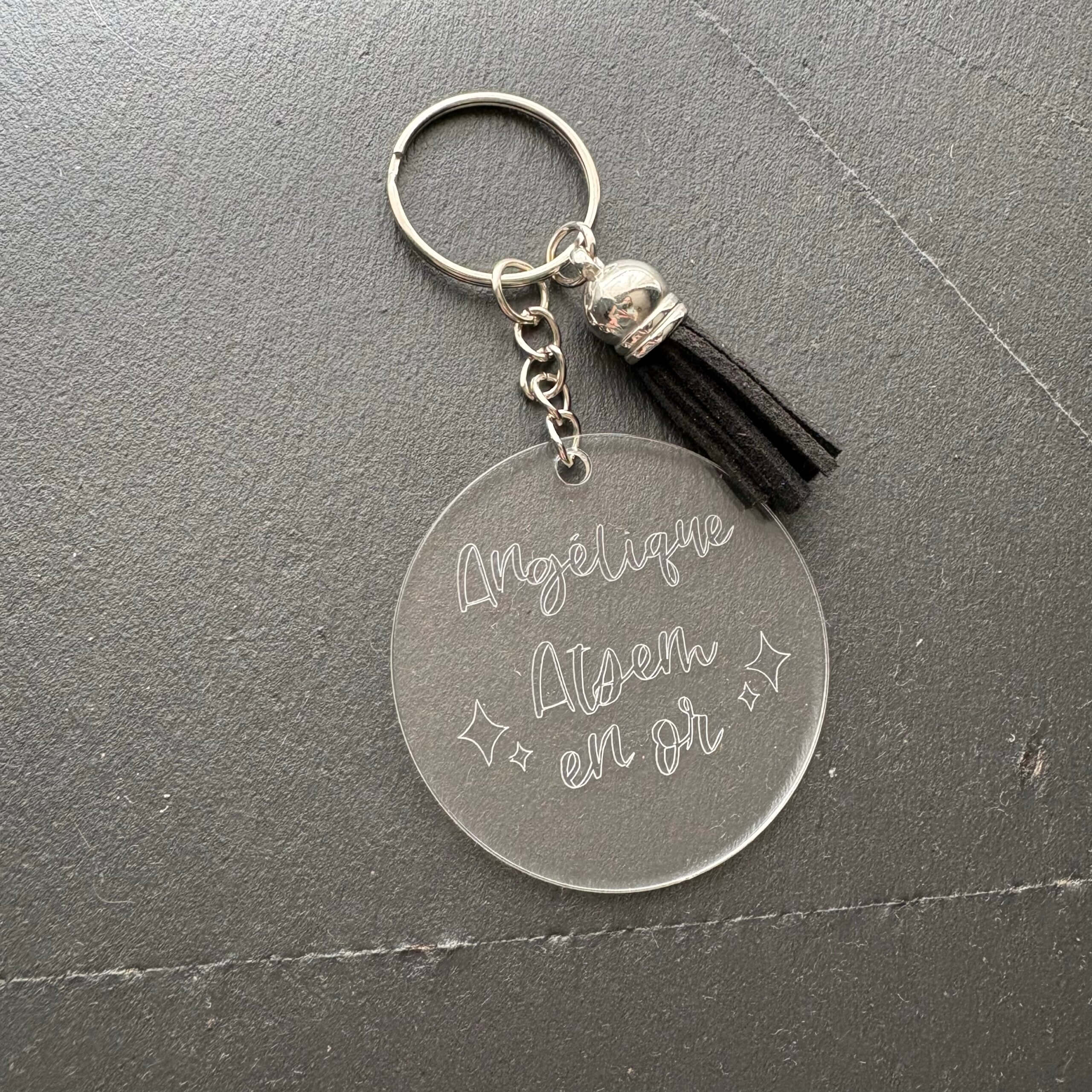 Porte-clés personnalisés en plexiglas pour ATSEM. Modèles gravés Angélique Atsem en or avec pompon noir.