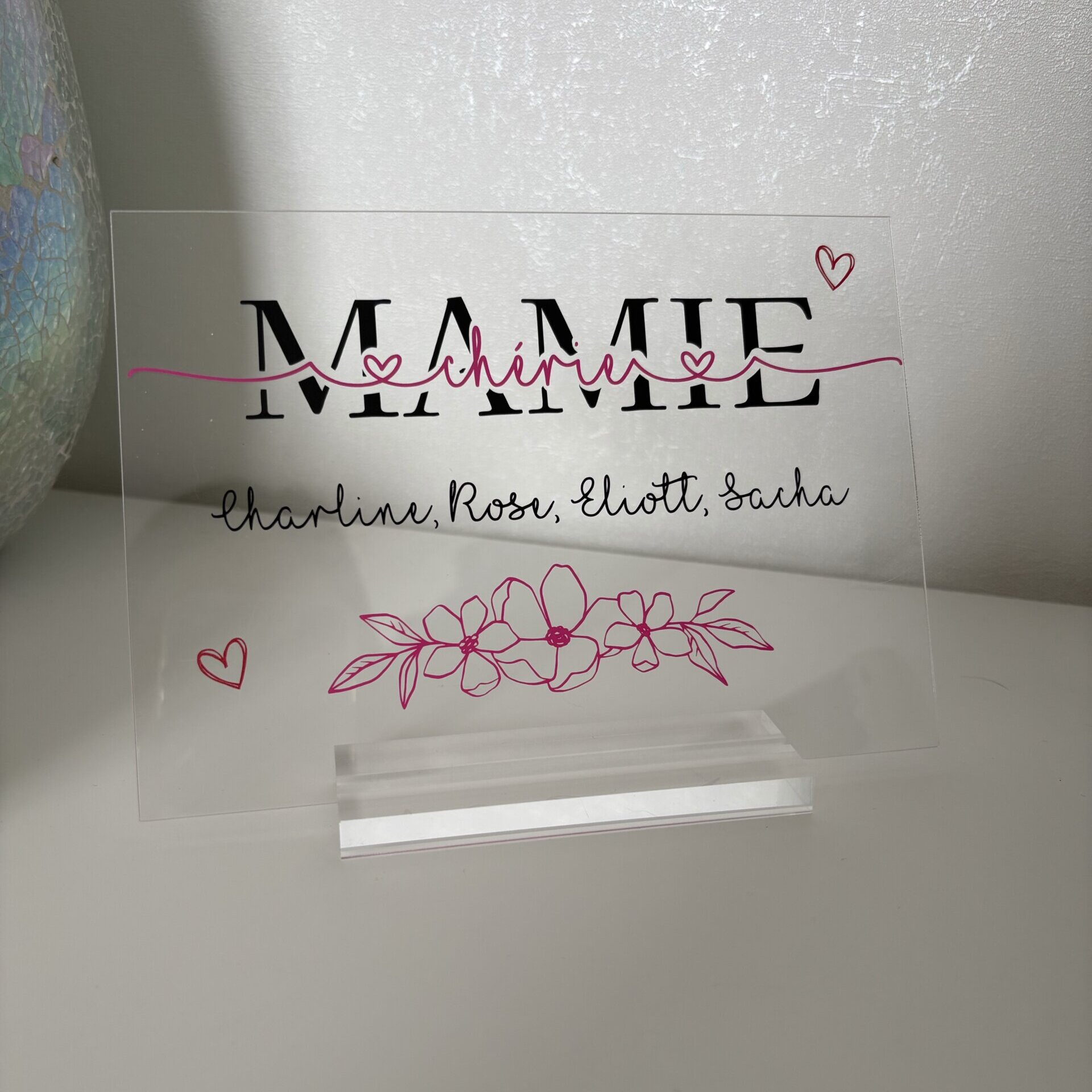 img 3869 Gourde isotherme personnalisée dorée pour cadeau de fin d'année scolaire. Ecriture blanche Merci Virginie de m'avoir aidé à grandir, signée Nikola