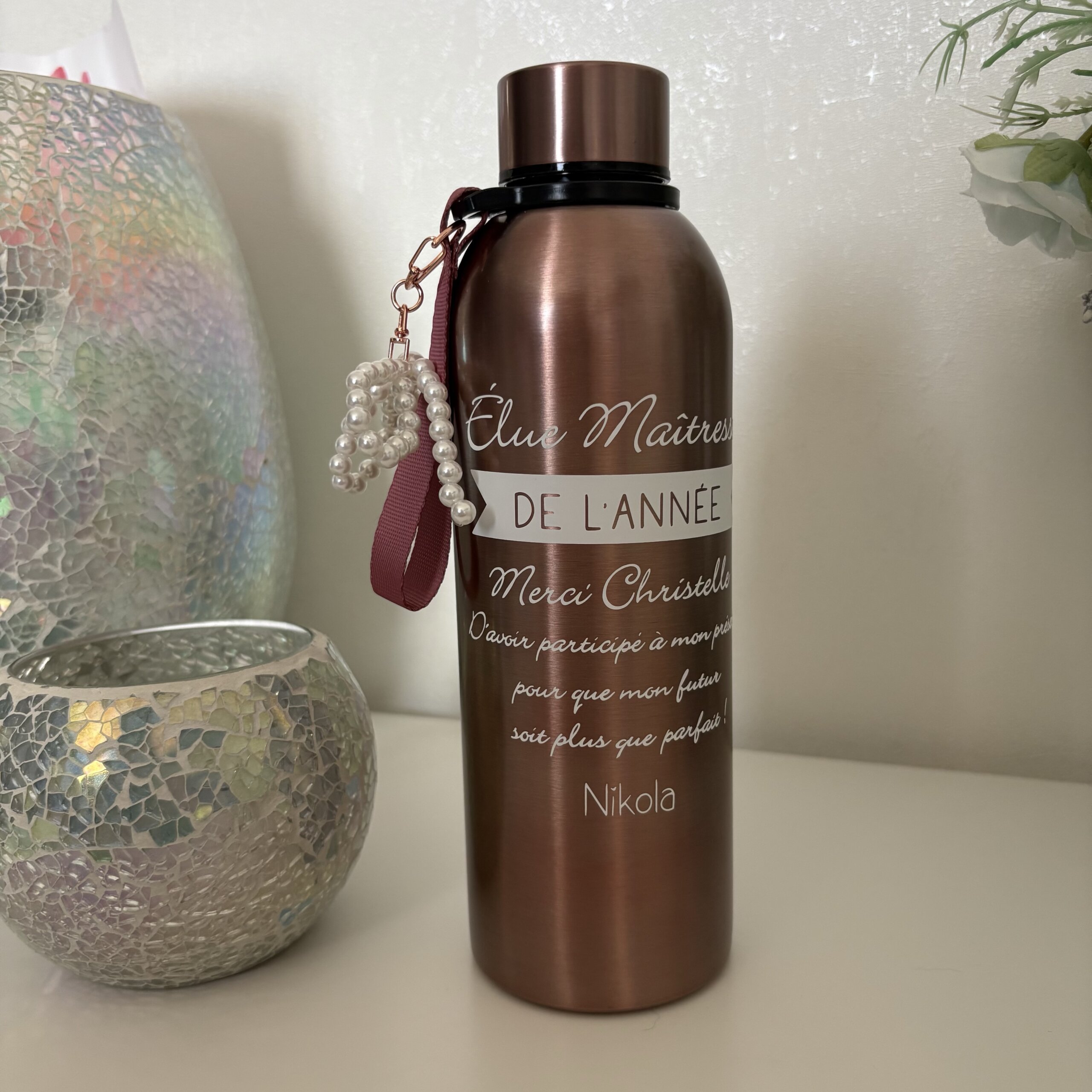 Gourde personnalisée couleur rose Gourde personnalisée couleur rose avec message de remerciement pour une maîtresse d'école
