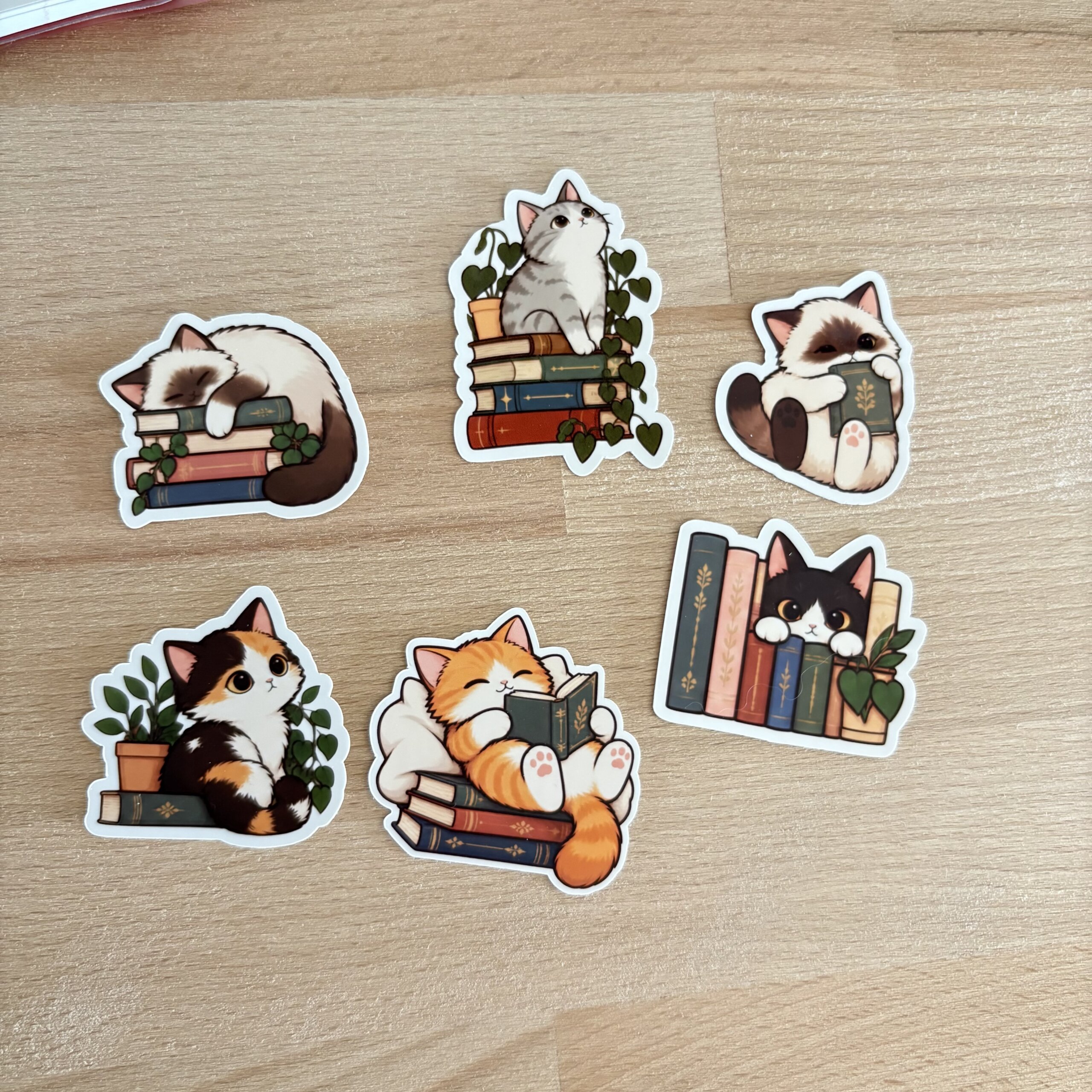 Lot de six stickers chats sur le thème de la lecture, avec livres et feuillages