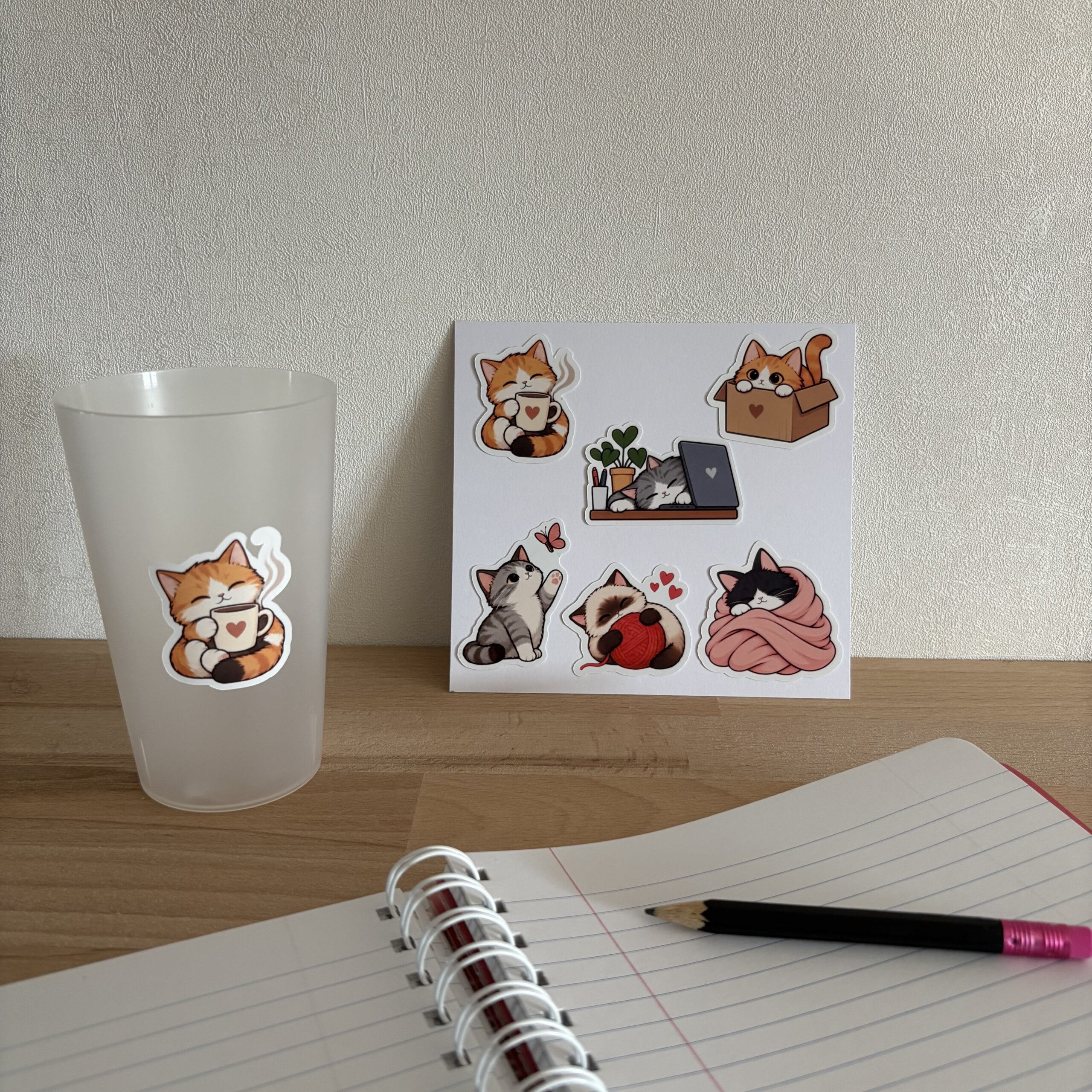 Six stickers chats illustrés du quotidien avec chat au café, ordinateur, pelote de laine et carton