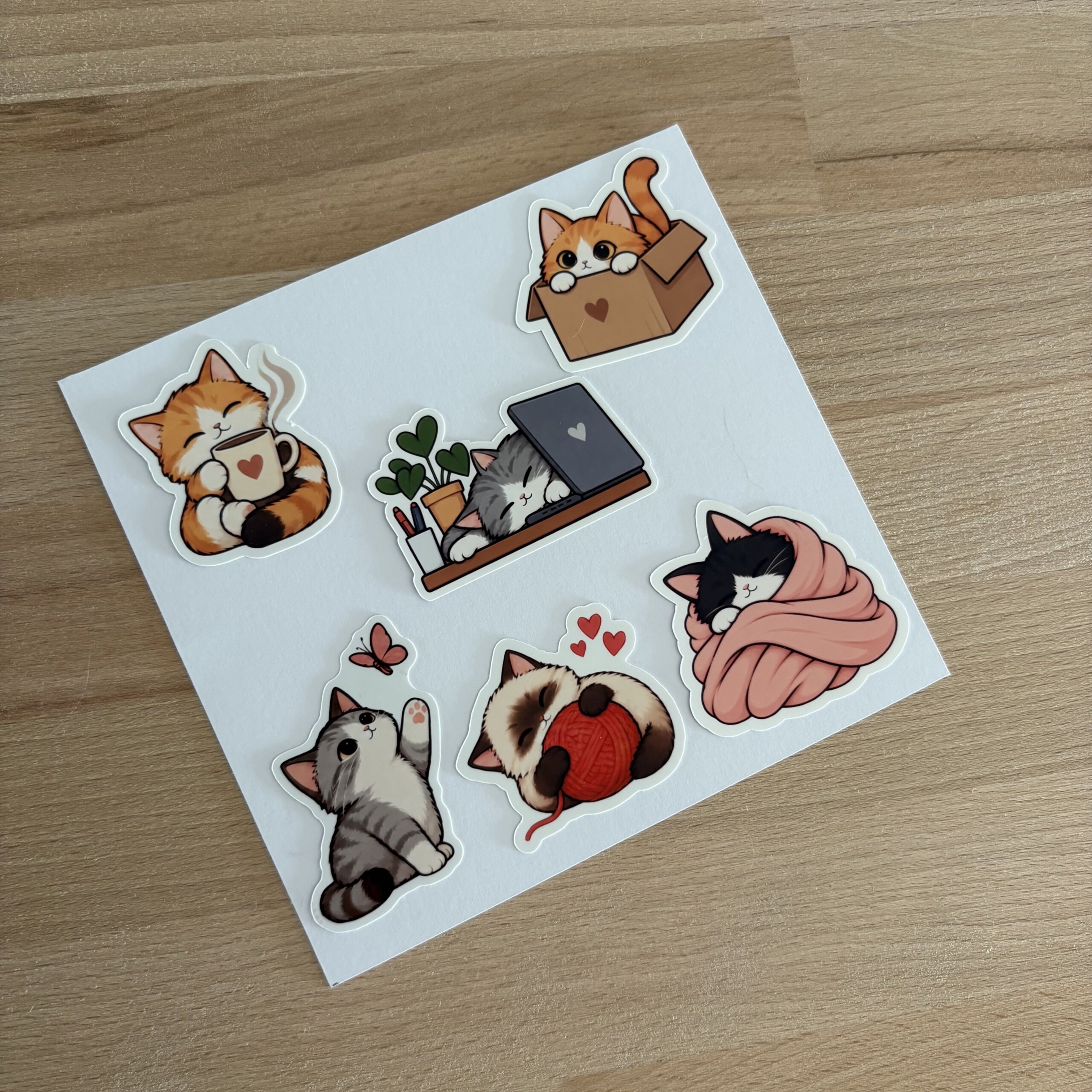 Lot de six stickers chats illustrant des scènes du quotidien : café, ordinateur, carton, papillon, laine et plaid