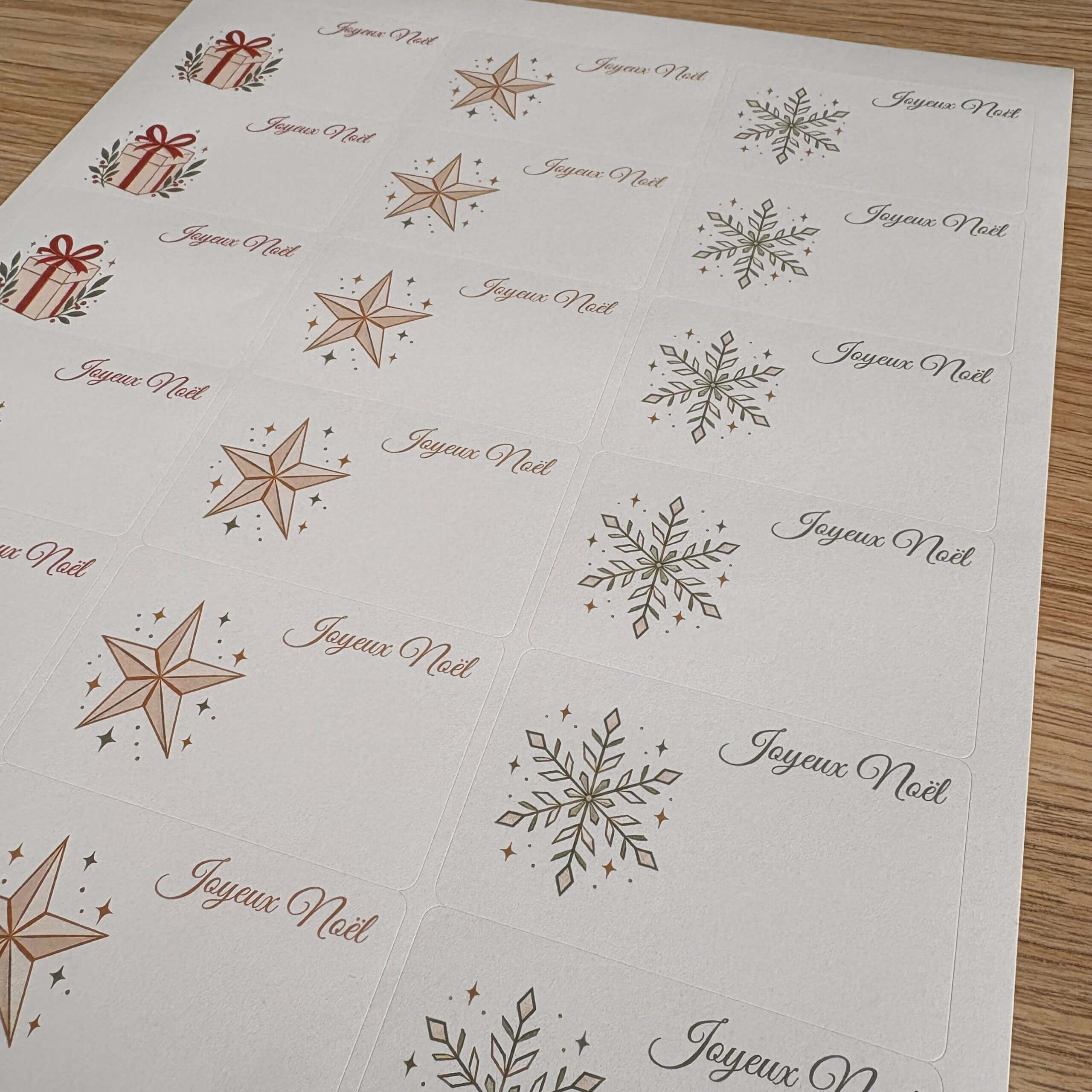 Vue en perspective d'une planche d'étiquettes Joyeux Noël prêtes à être collées sur un paquet.