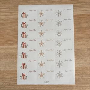 Planche complète d'étiquettes autocollantes de Noël avec motifs cadeaux, étoiles et flocons.