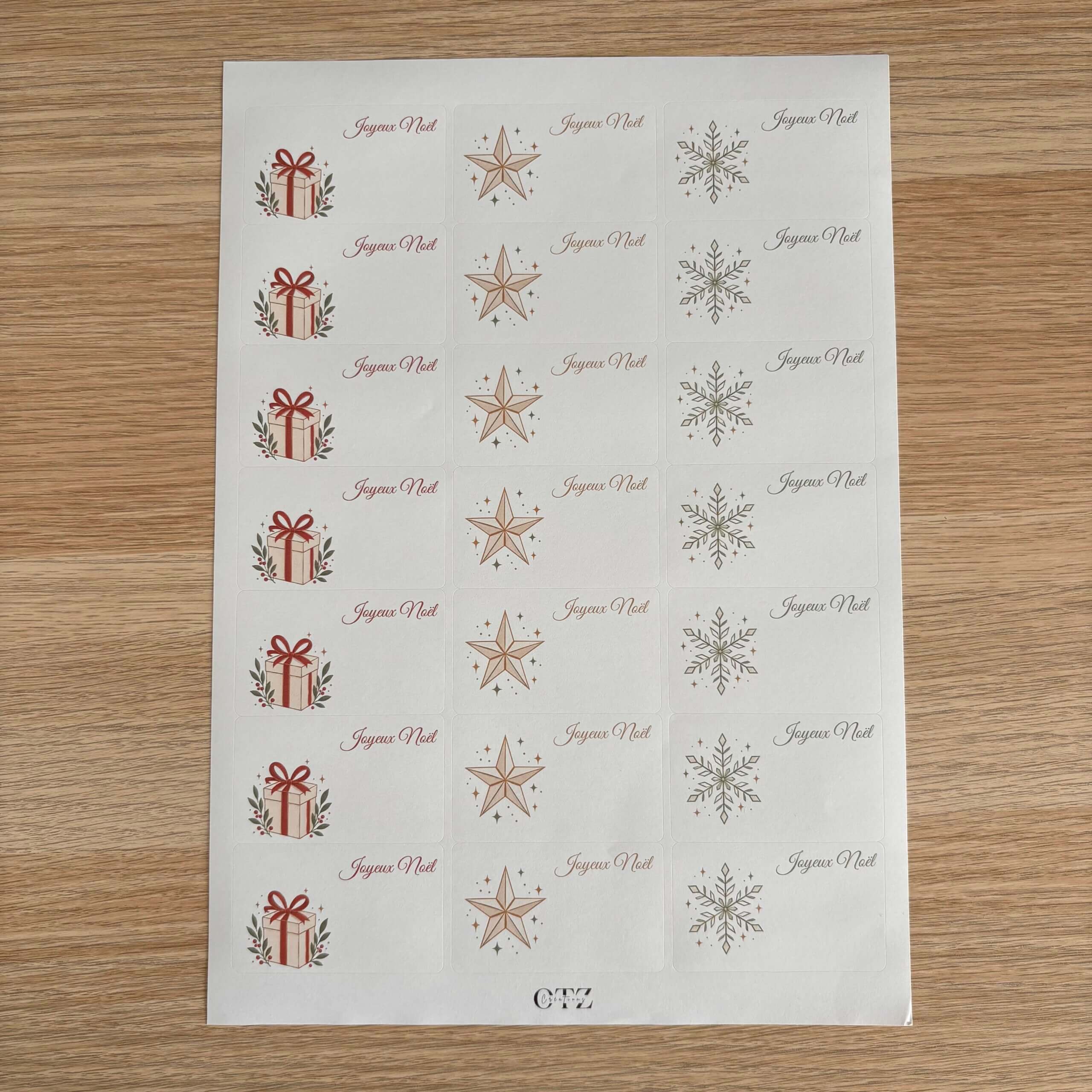 Planche complète d'étiquettes autocollantes de Noël avec motifs cadeaux, étoiles et flocons.