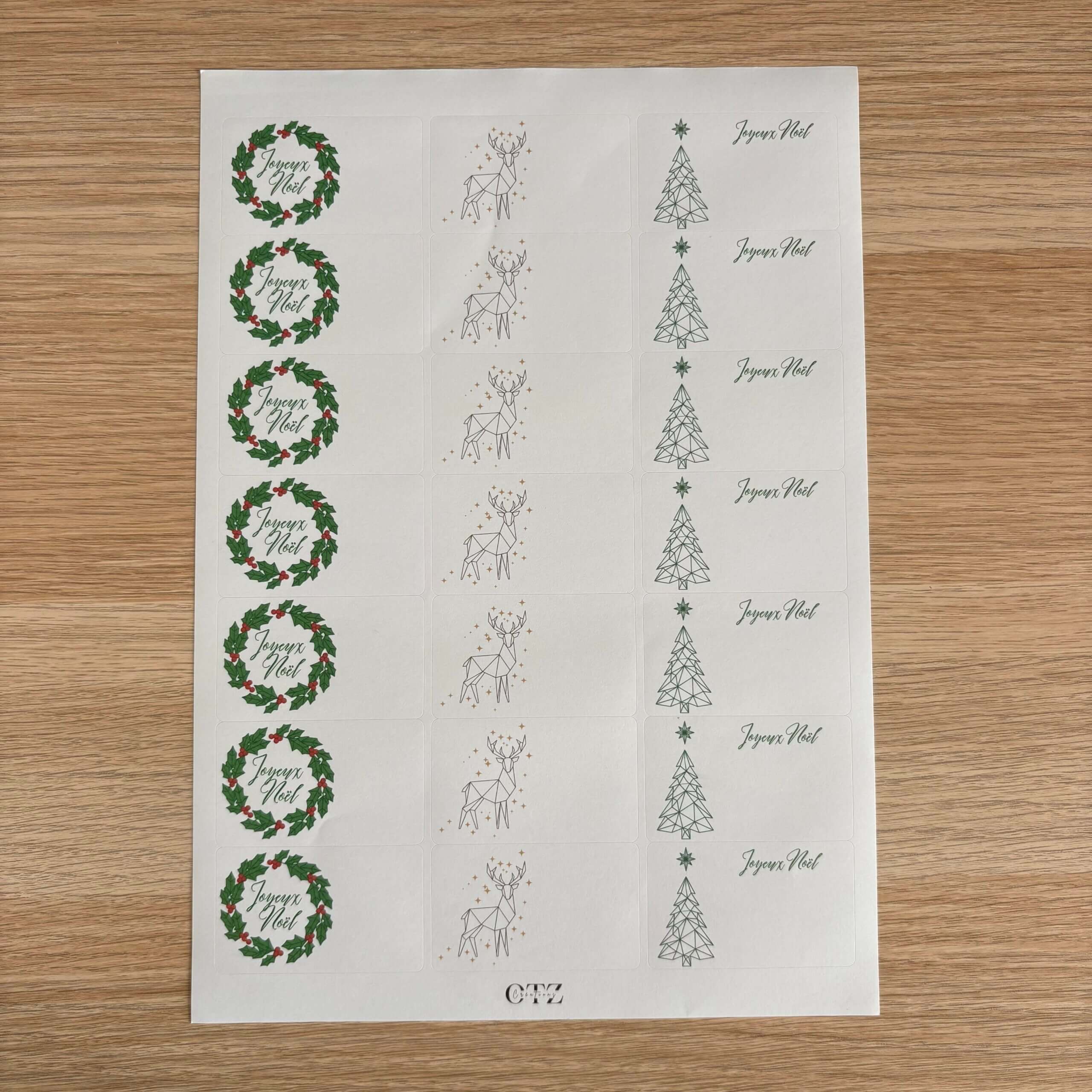Planche complète d'étiquettes de Noël avec couronnes de houx, cerfs géométriques et sapins.