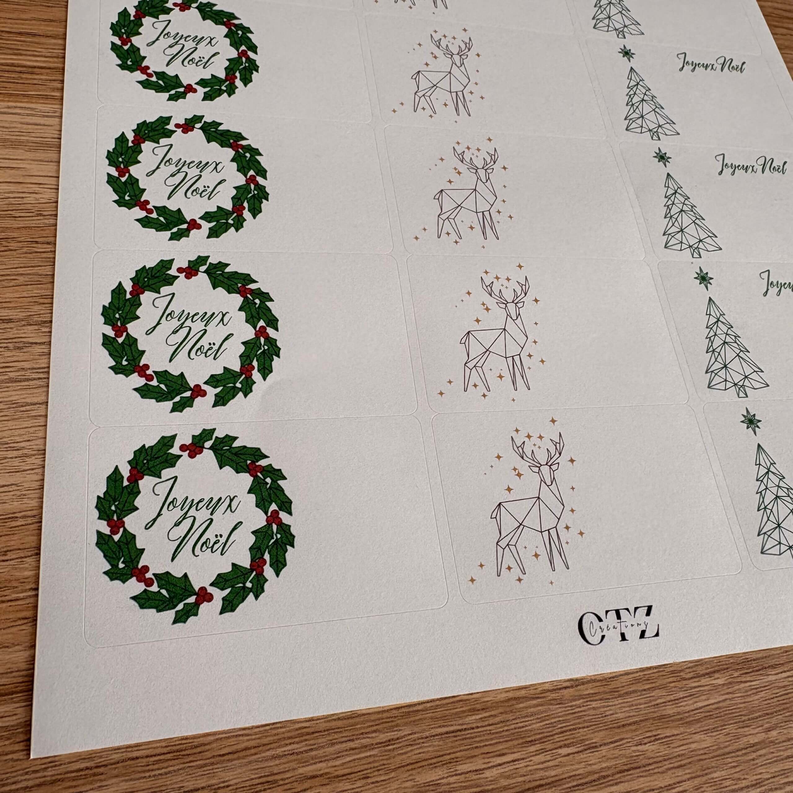 Détail d'une étiquette de Noël autocollante illustrée avec une couronne de houx et un cerf.
