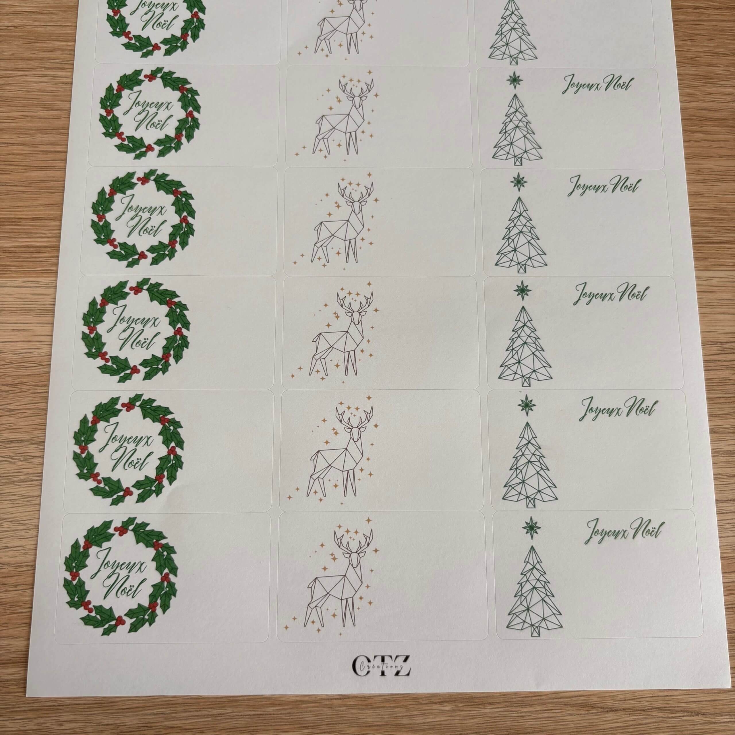 Vue sous un autre angle de la planche d'étiquettes de Noël pour paquets cadeaux.
