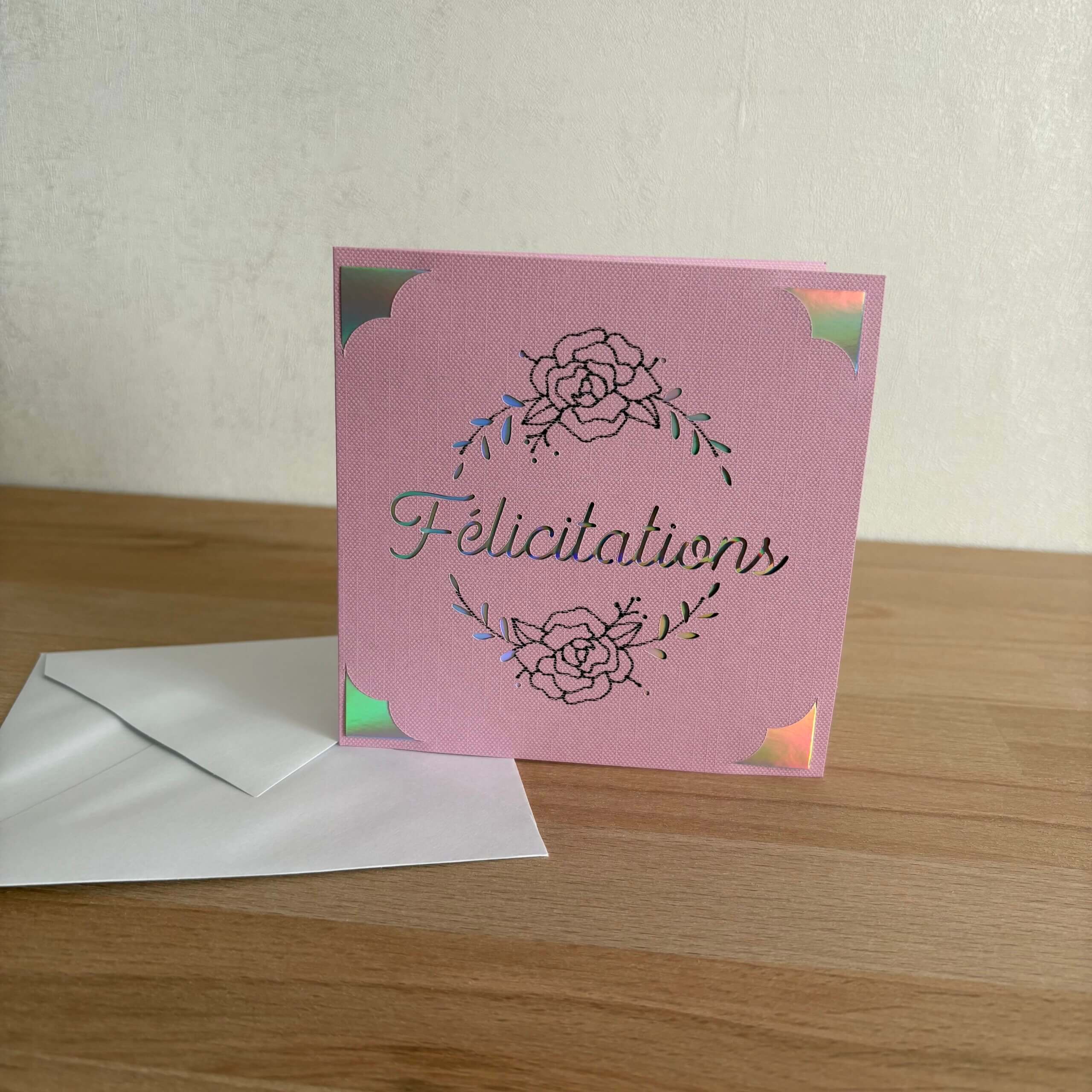 Carte Félicitations violet faite main en papier texturé avec fleurs et détails holographiques, pour célébrer une occasion spéciale