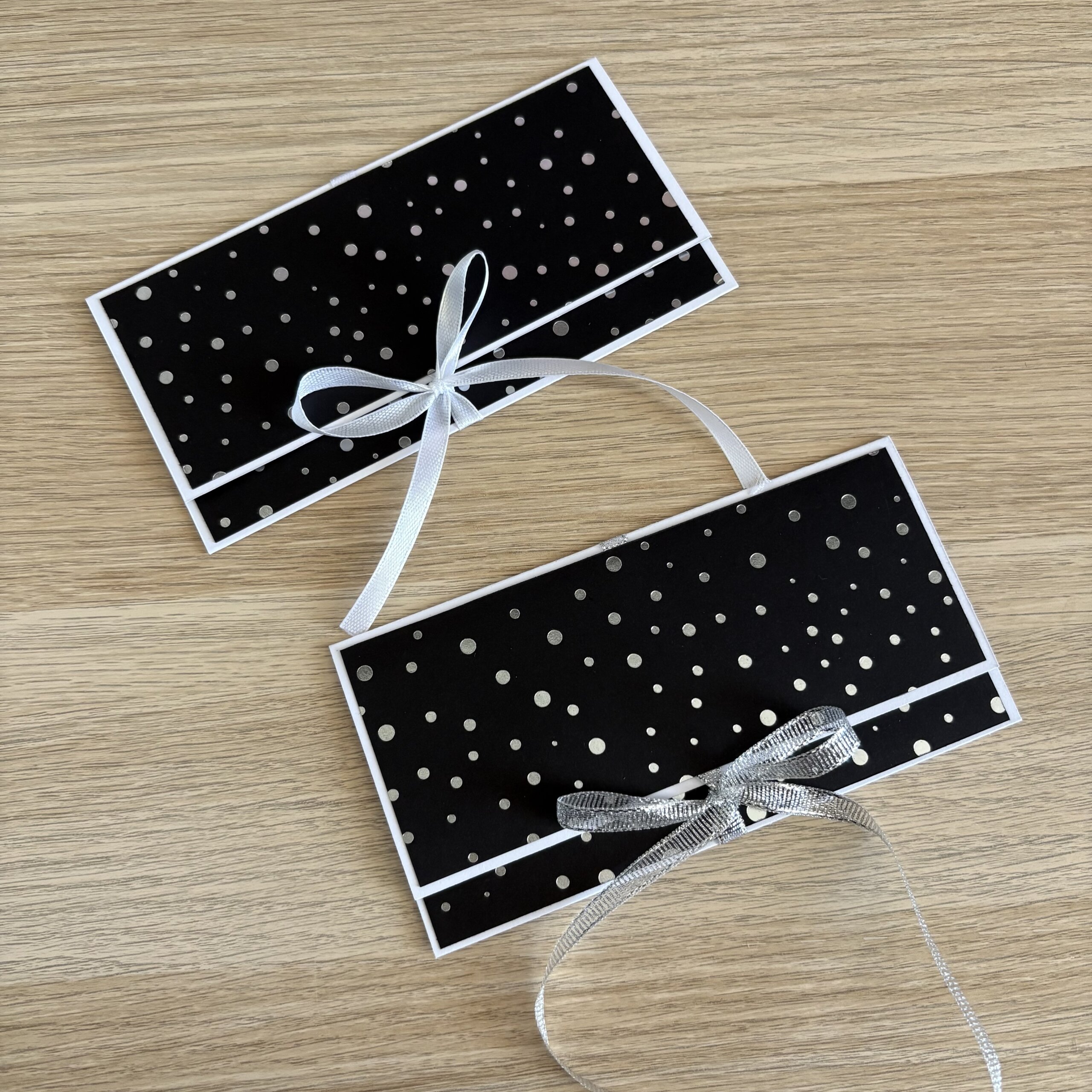 Deux pochettes cadeau pour billets noires à pois argentés avec rubans blanc et argenté