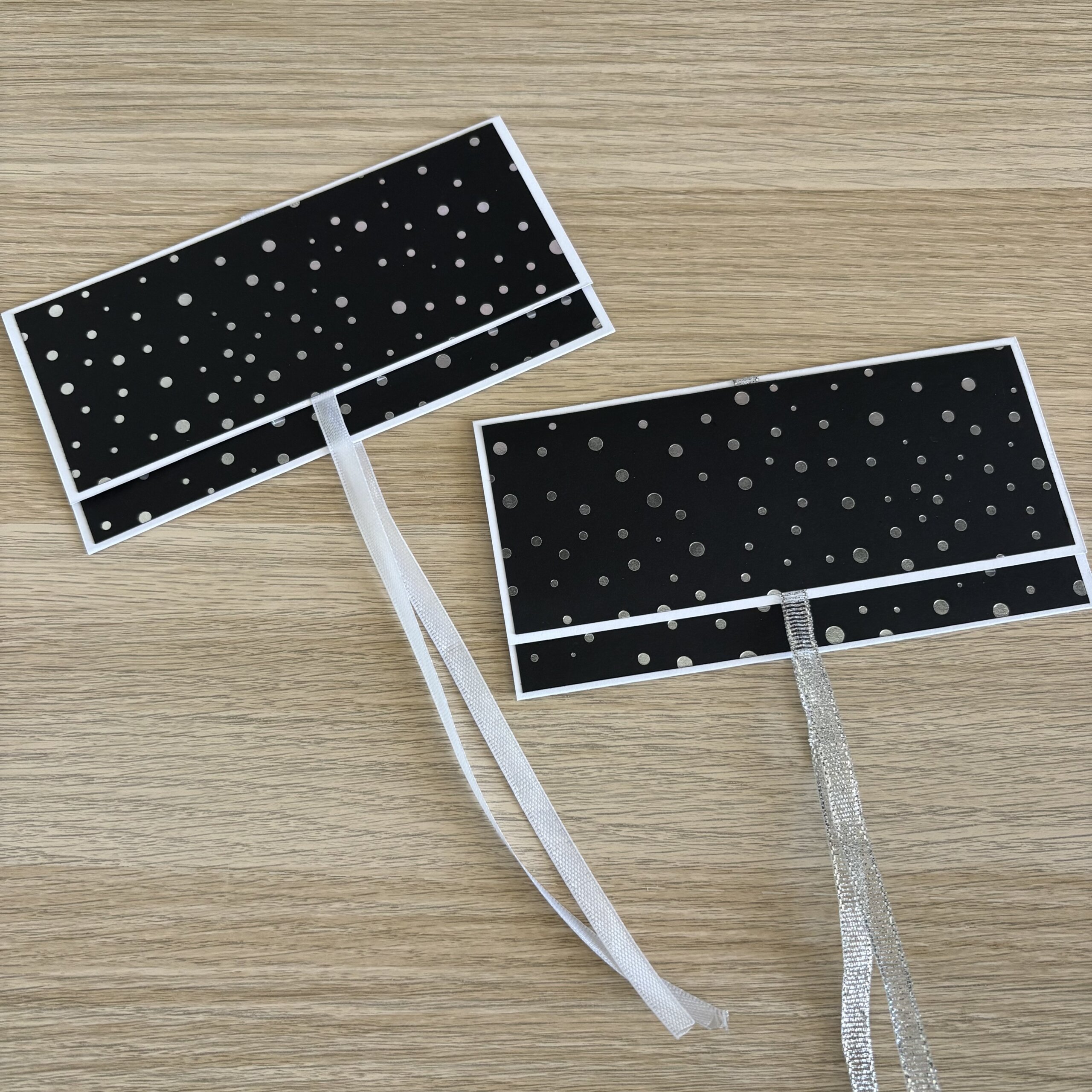 Pochettes cadeau noir et argent avec ruban blanc ou argenté au choix