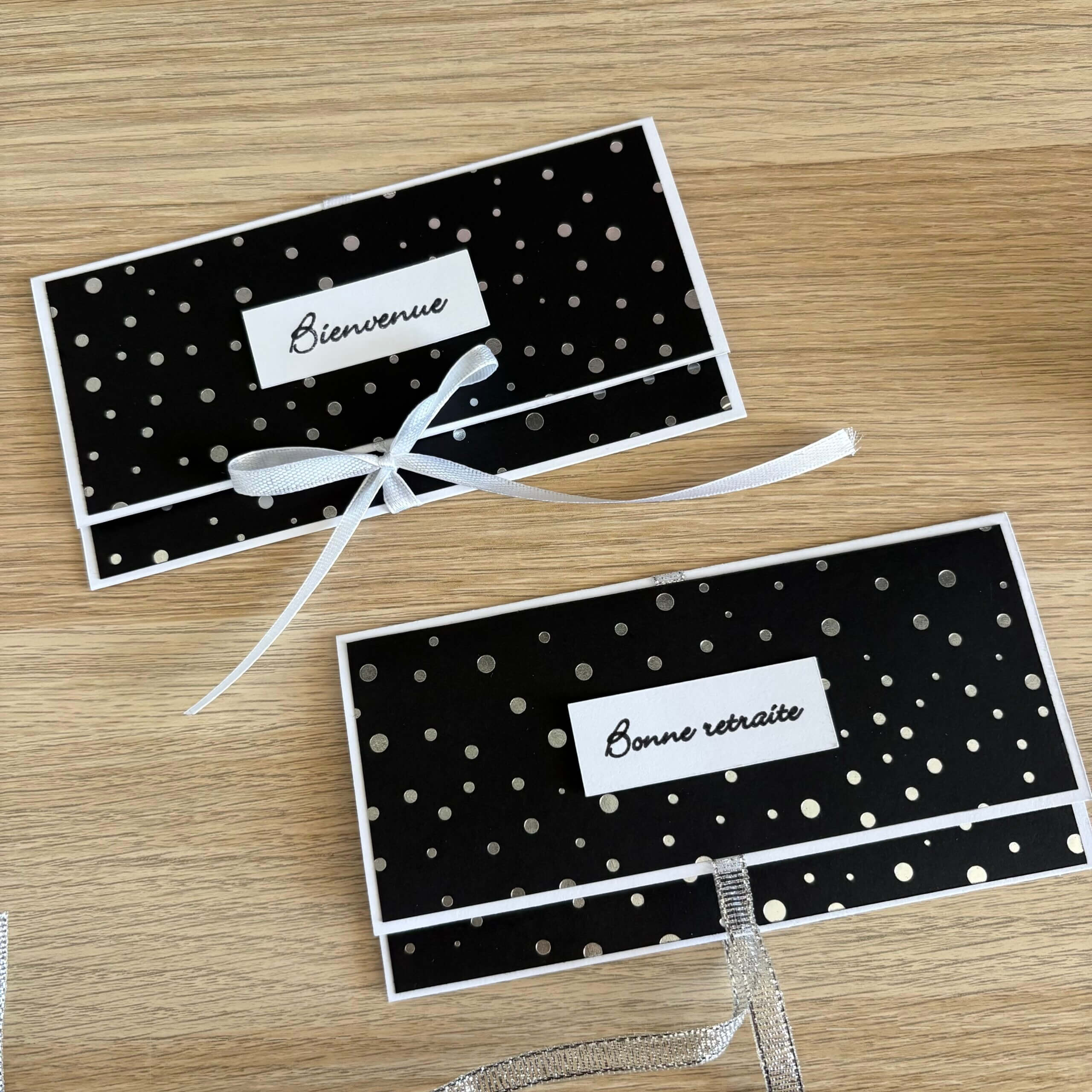 Pochettes cadeau noir et argent avec étiquettes Bienvenue et Bonne retraite