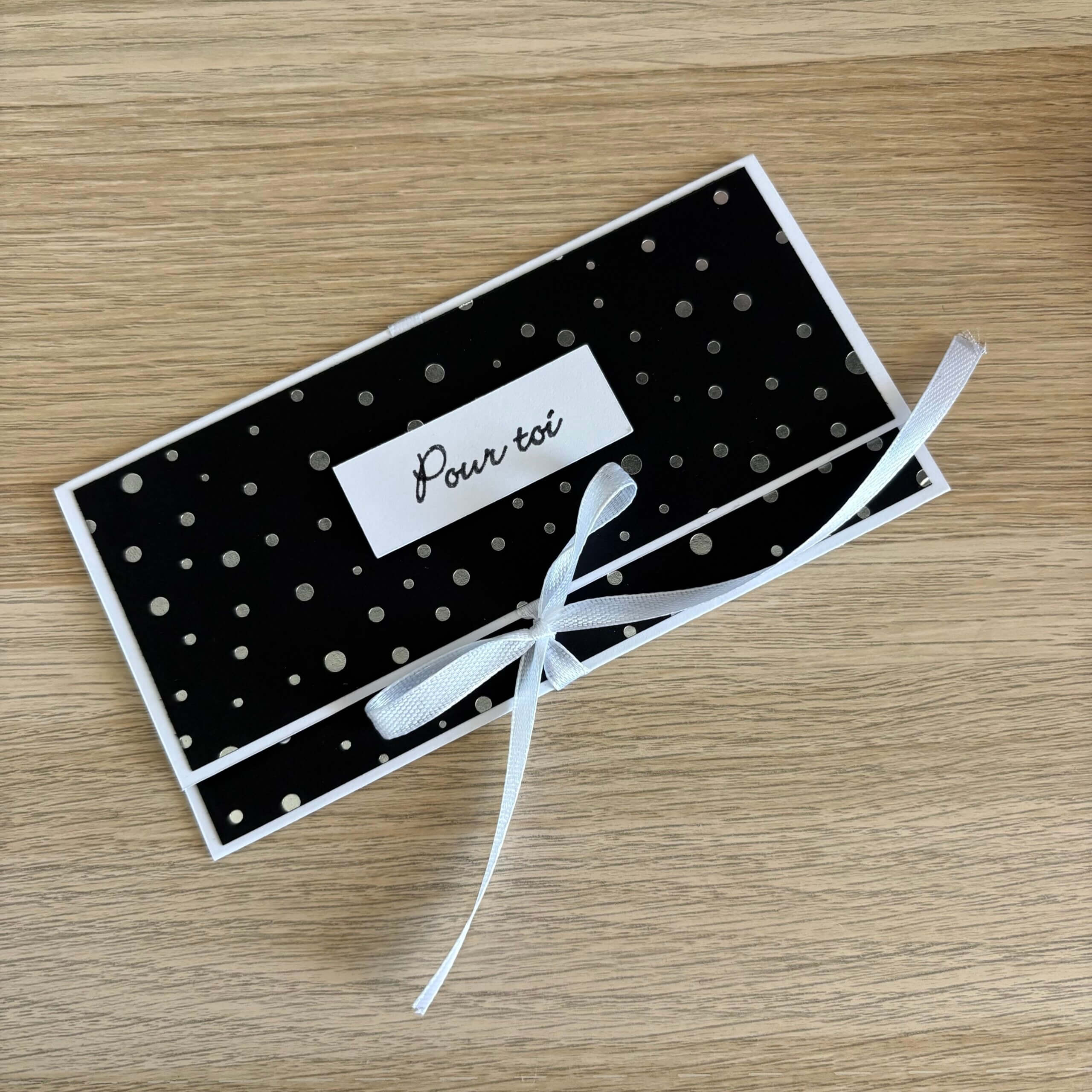 Pochette cadeau pour billets noire à pois argentés avec étiquette Pour toi et ruban blanc