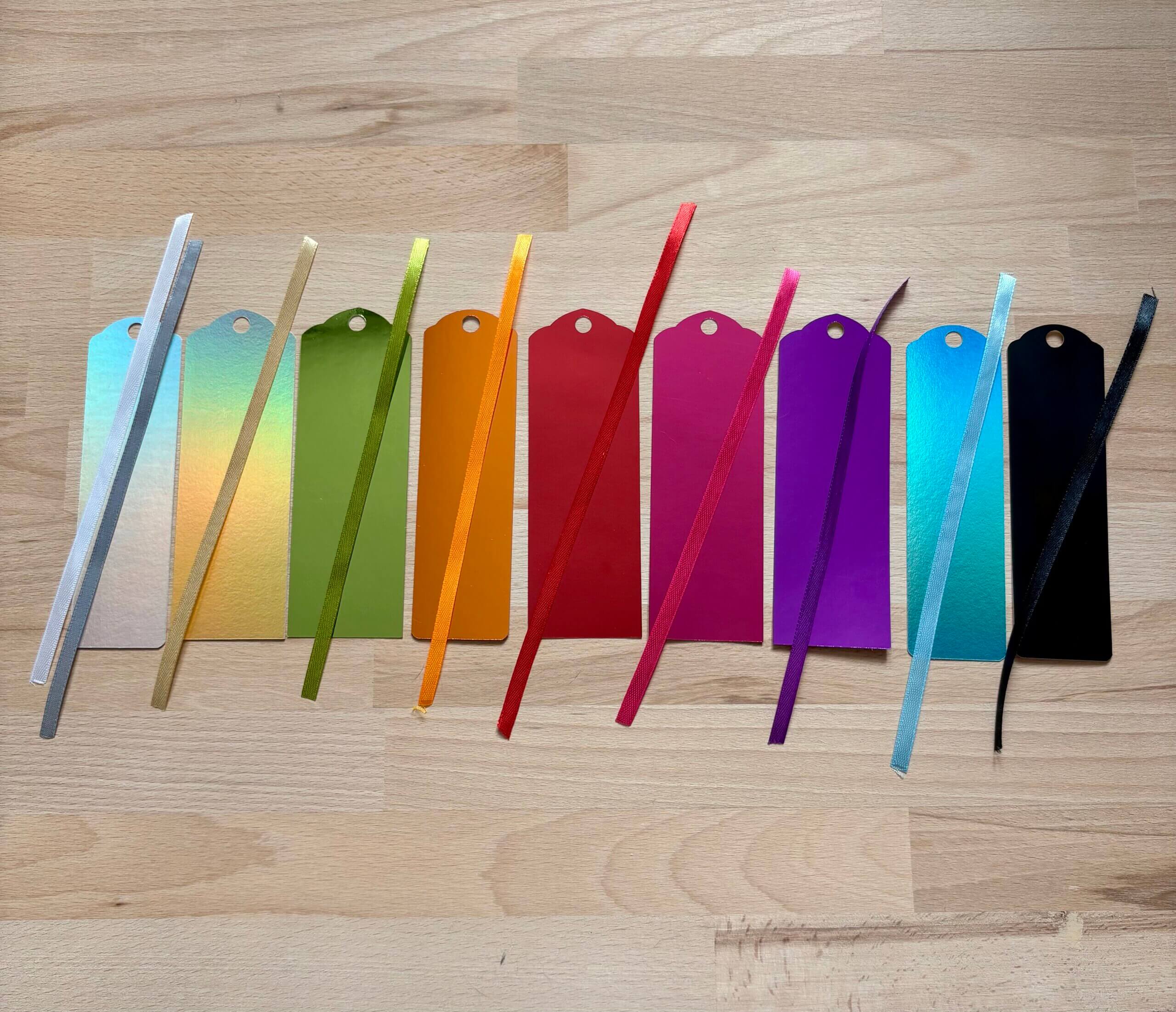 Nuancier des 10 combinaisons de coloris disponibles pour les marque-pages artisanaux OTZ Créations