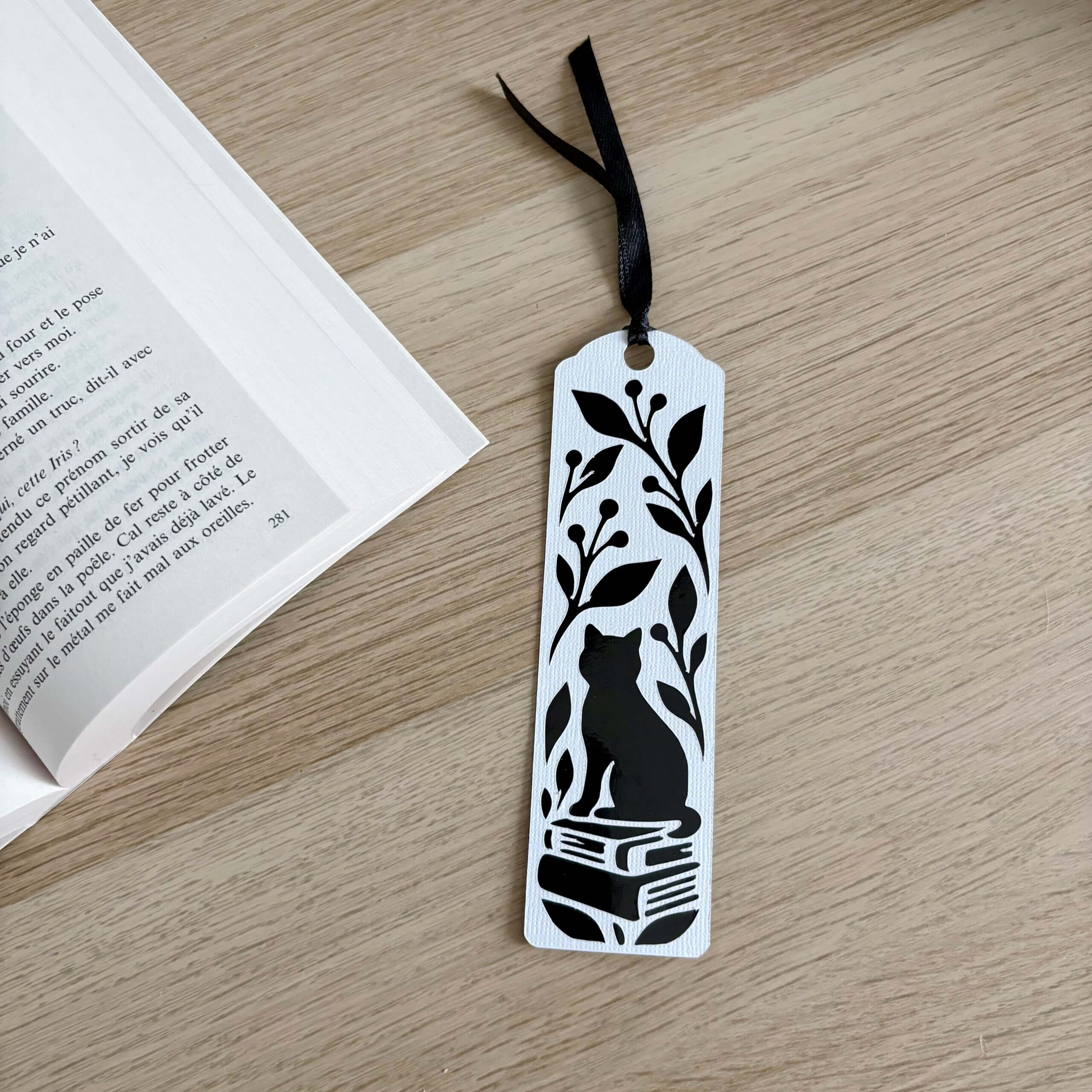 Marque-page ajouré chat, livres et feuillage en papier blanc texturé avec papier miroir noir et ruban noir