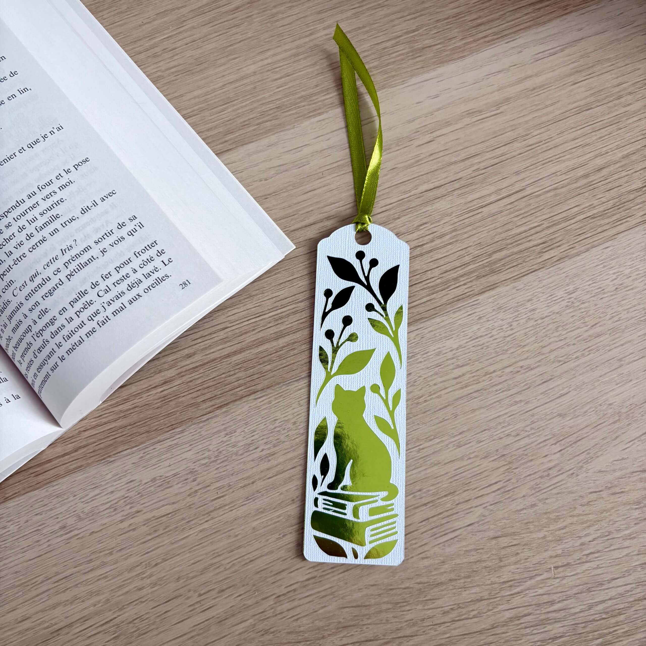 Marque-page ajouré chat assis sur des livres et feuillage en papier blanc texturé avec papier miroir vert