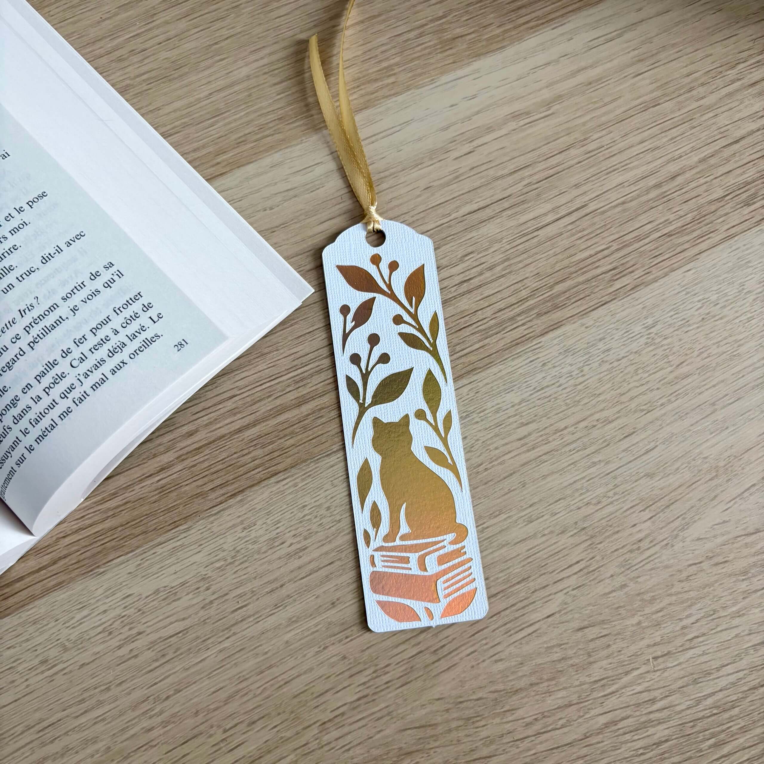 Marque-page ajouré chat, livres et feuillage en papier blanc texturé avec papier miroir doré et ruban assorti