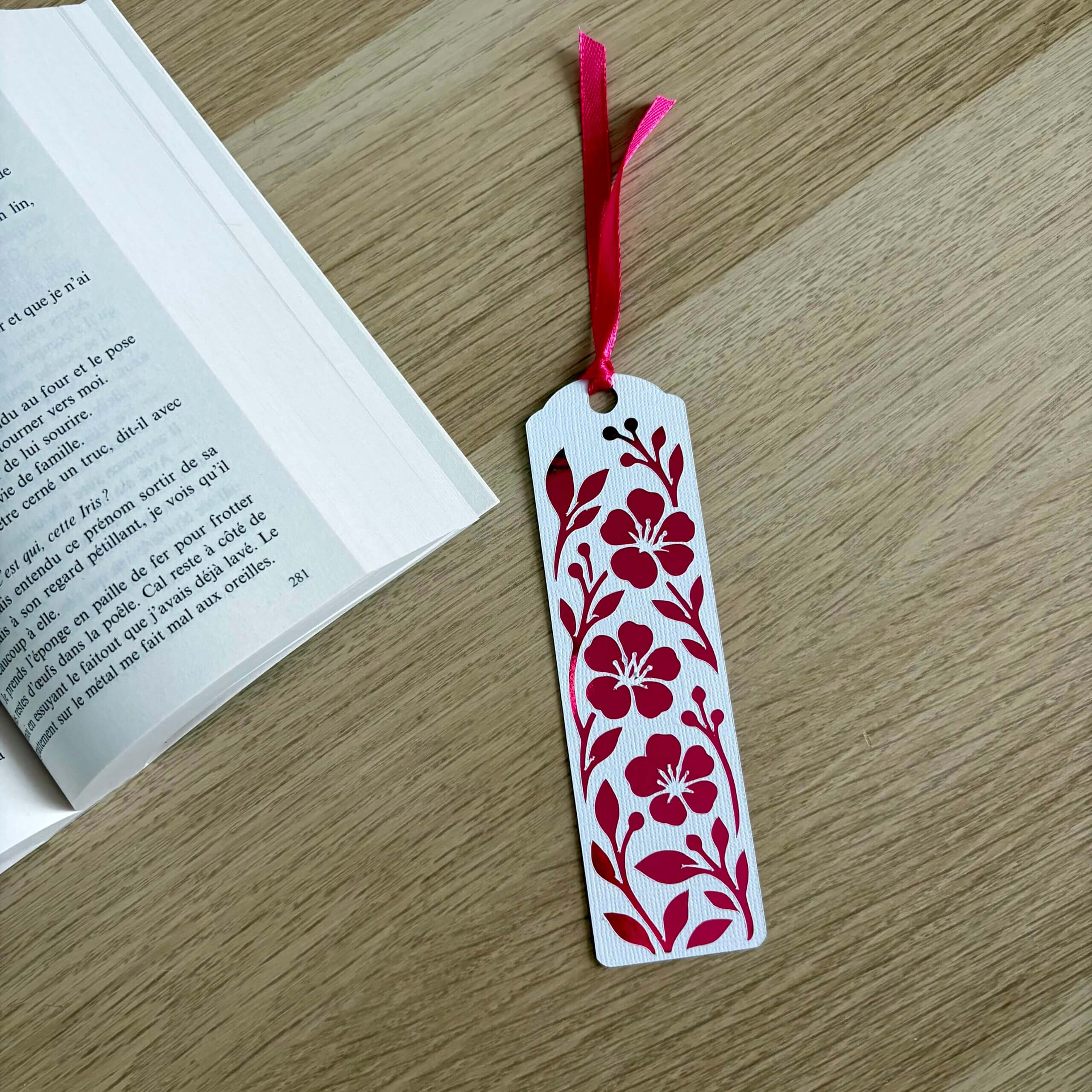 Marque-page fleuri en papier blanc texturé avec motifs fleurs et feuillage en papier miroir rose fuchsia