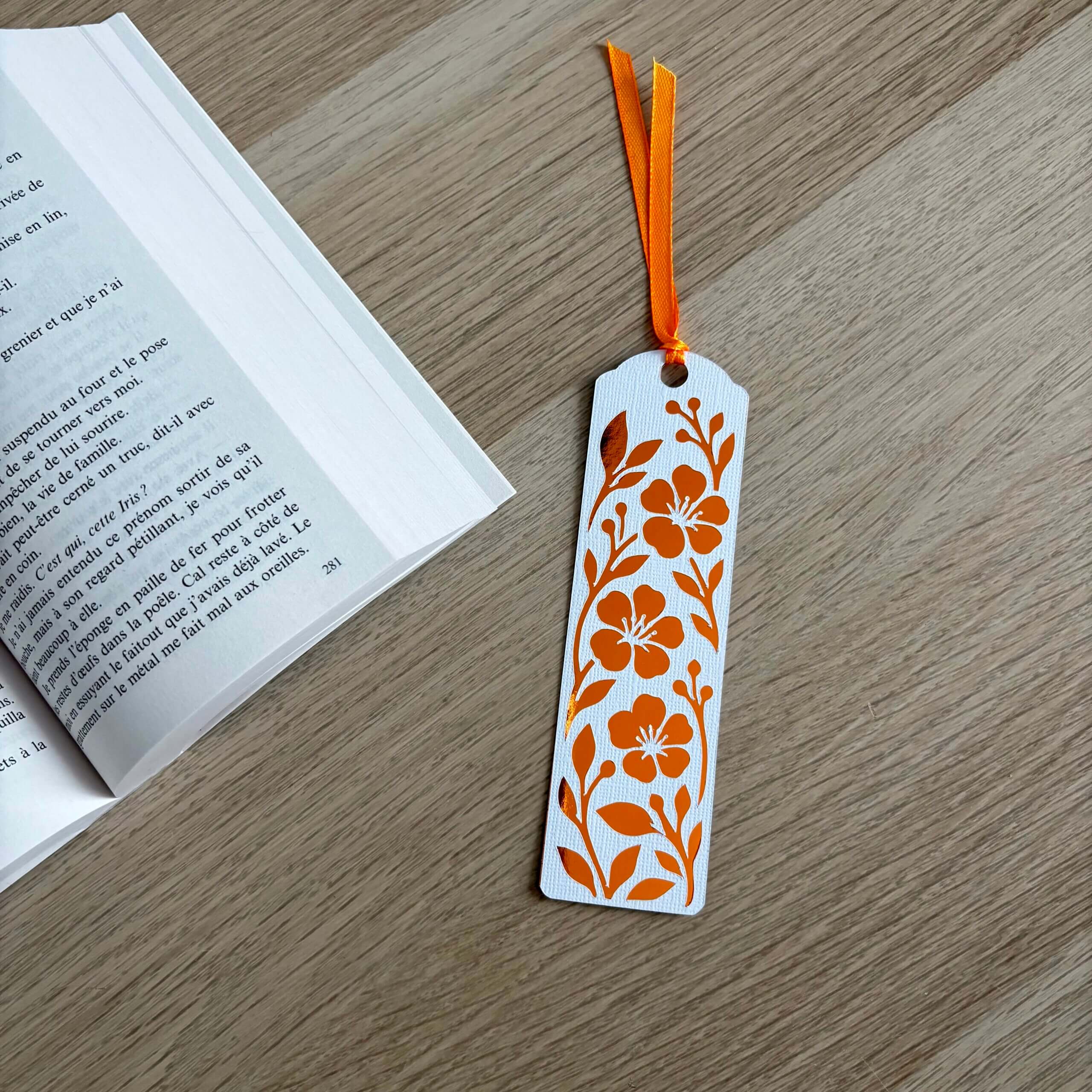 Marque-page fleuri en papier blanc texturé avec motifs fleurs et feuillage en papier miroir orange
