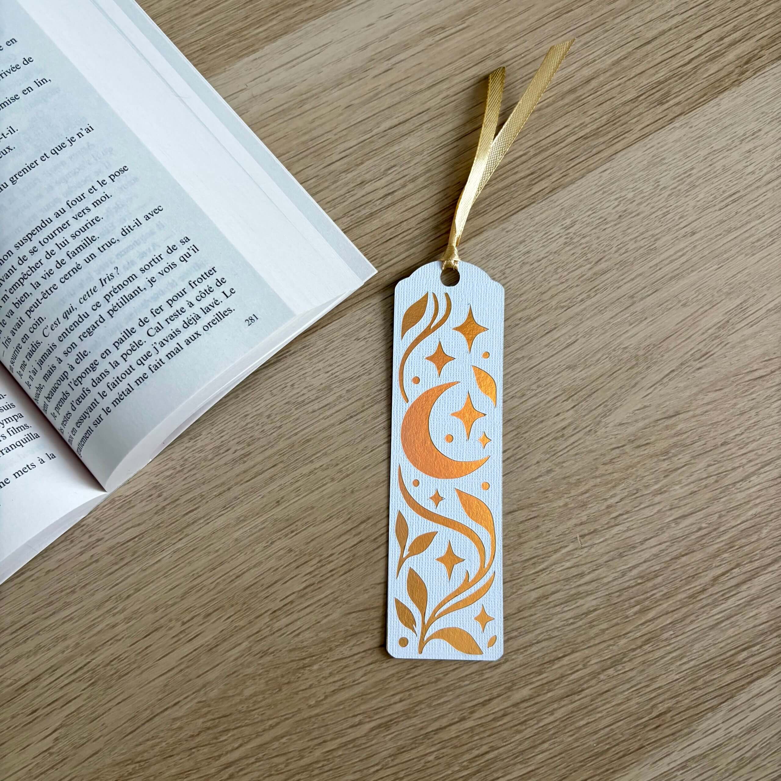 Marque-page céleste avec lune, étoiles et feuillage en papier blanc texturé et papier miroir doré